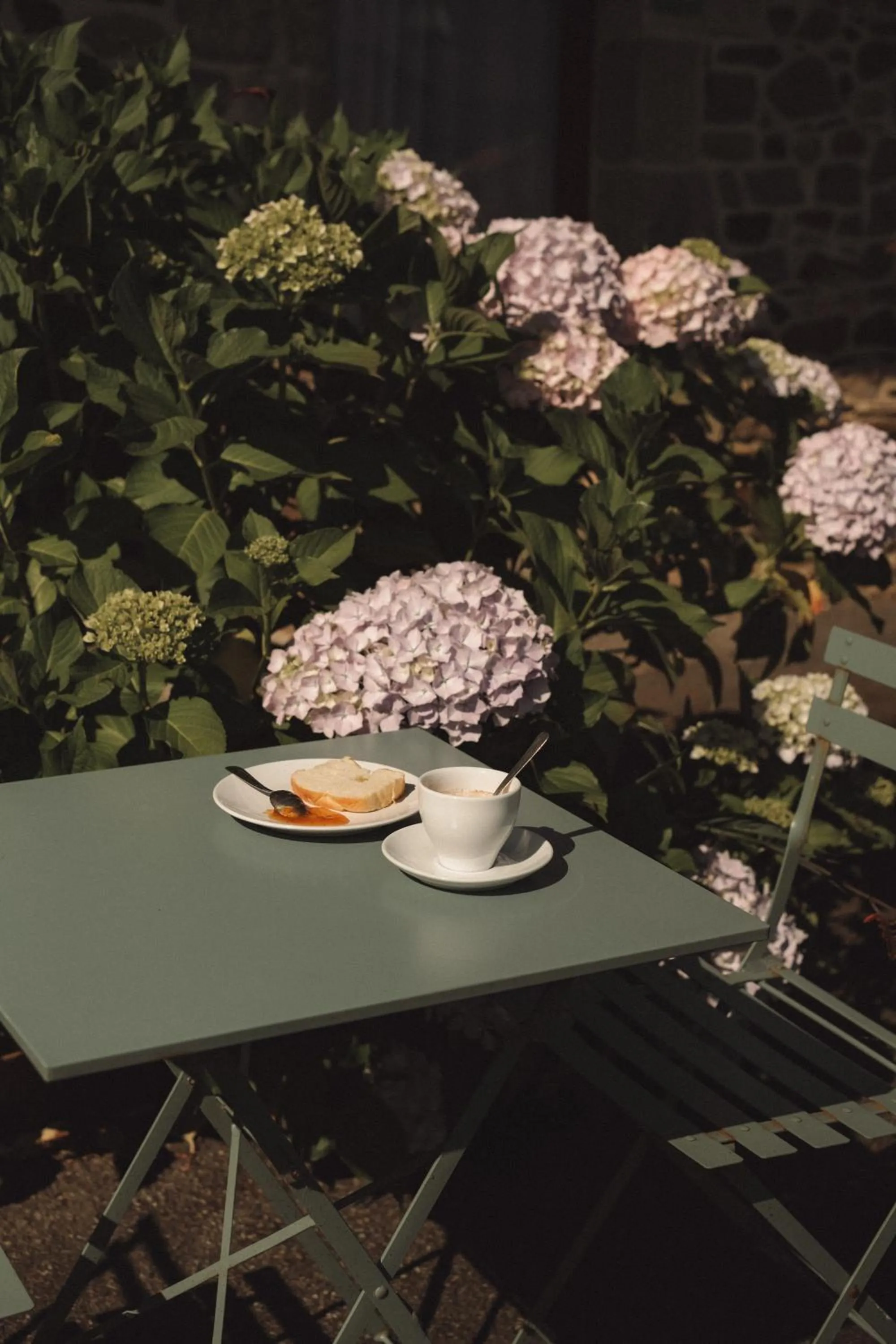 Garden in Hôtel Les Voisins Beaucemaine