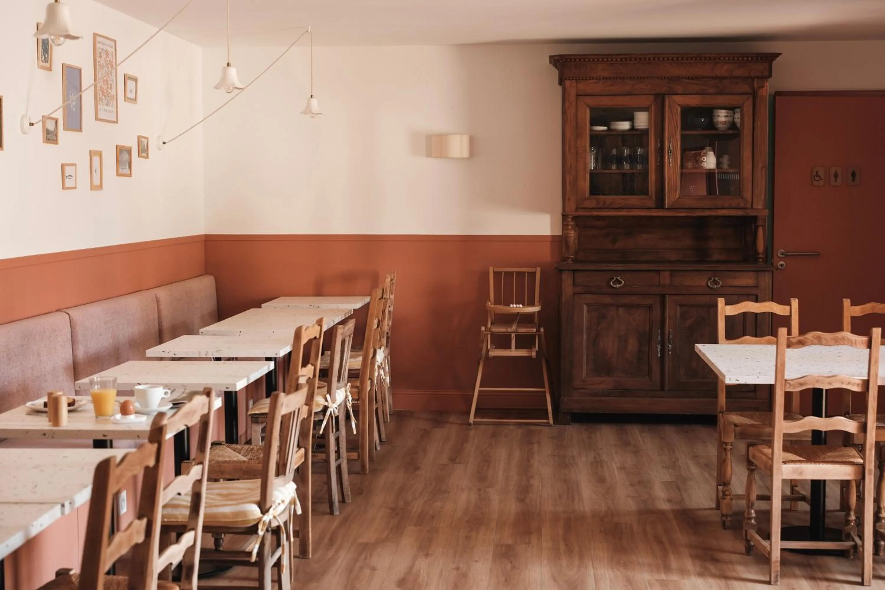 Restaurant/places to eat in Hôtel Les Voisins Beaucemaine