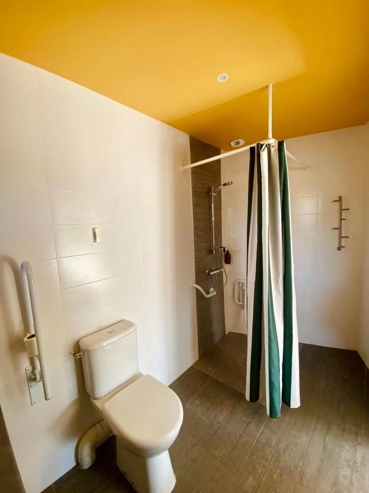 Bathroom in Hôtel Les Voisins Beaucemaine