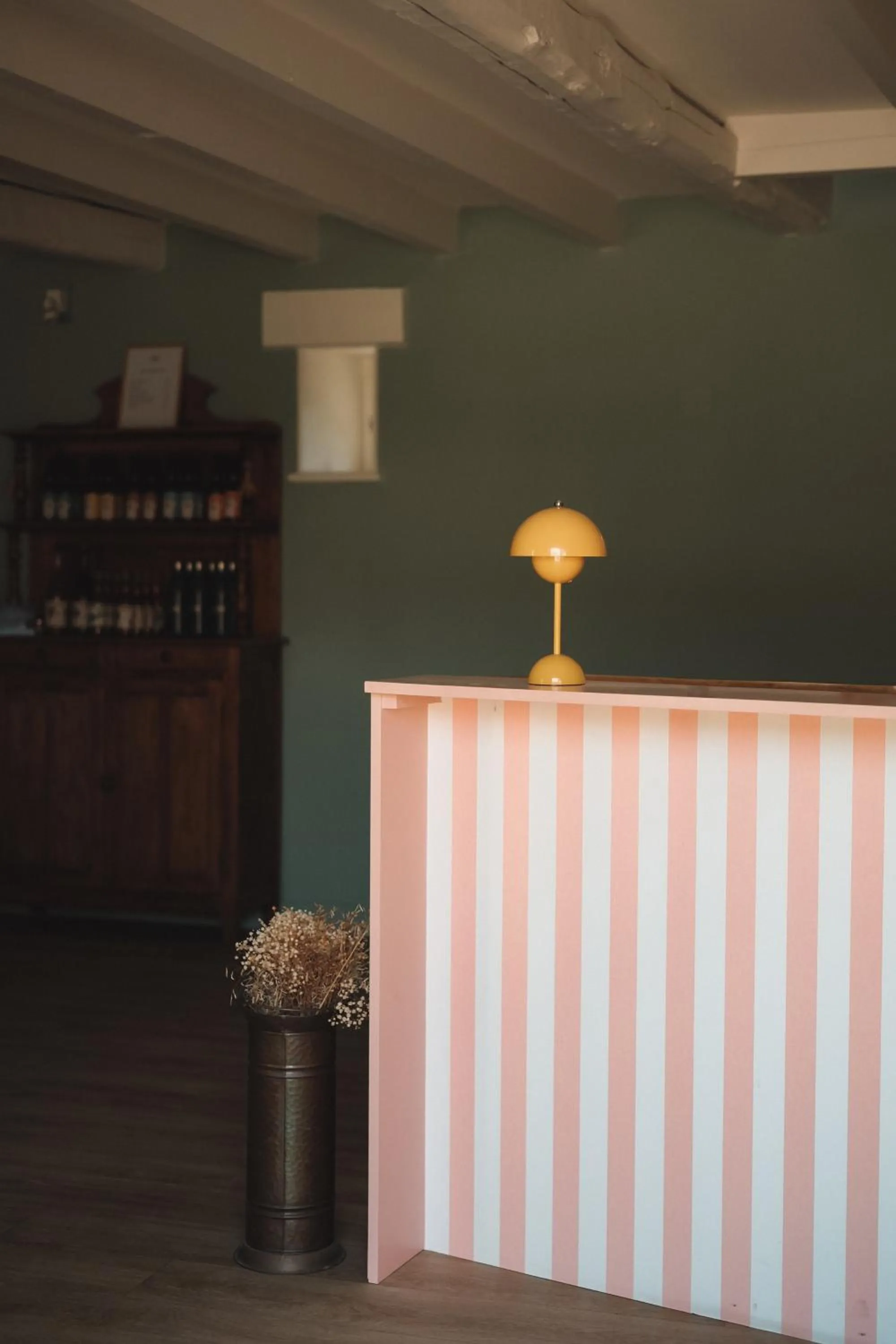 Lobby or reception in Hôtel Les Voisins Beaucemaine
