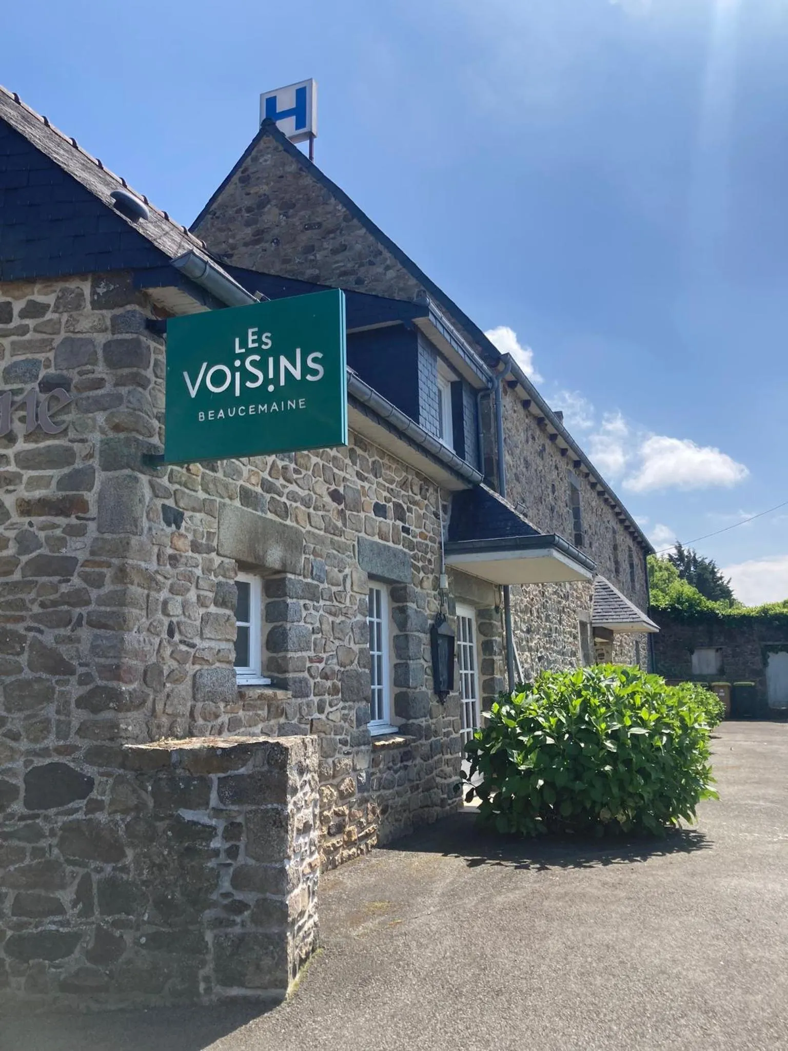 Property building in Hôtel Les Voisins Beaucemaine