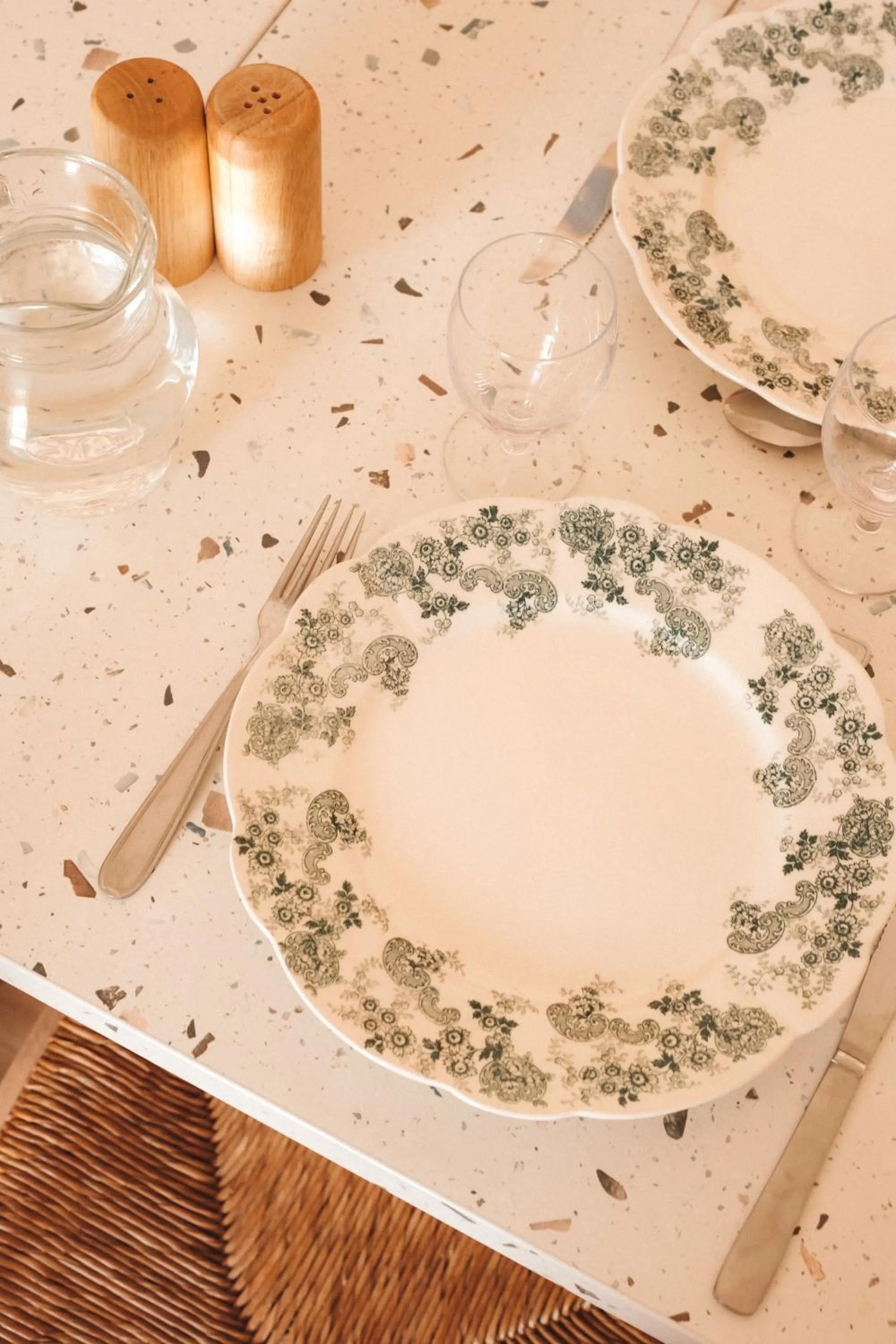 Food and drinks in Hôtel Les Voisins Beaucemaine