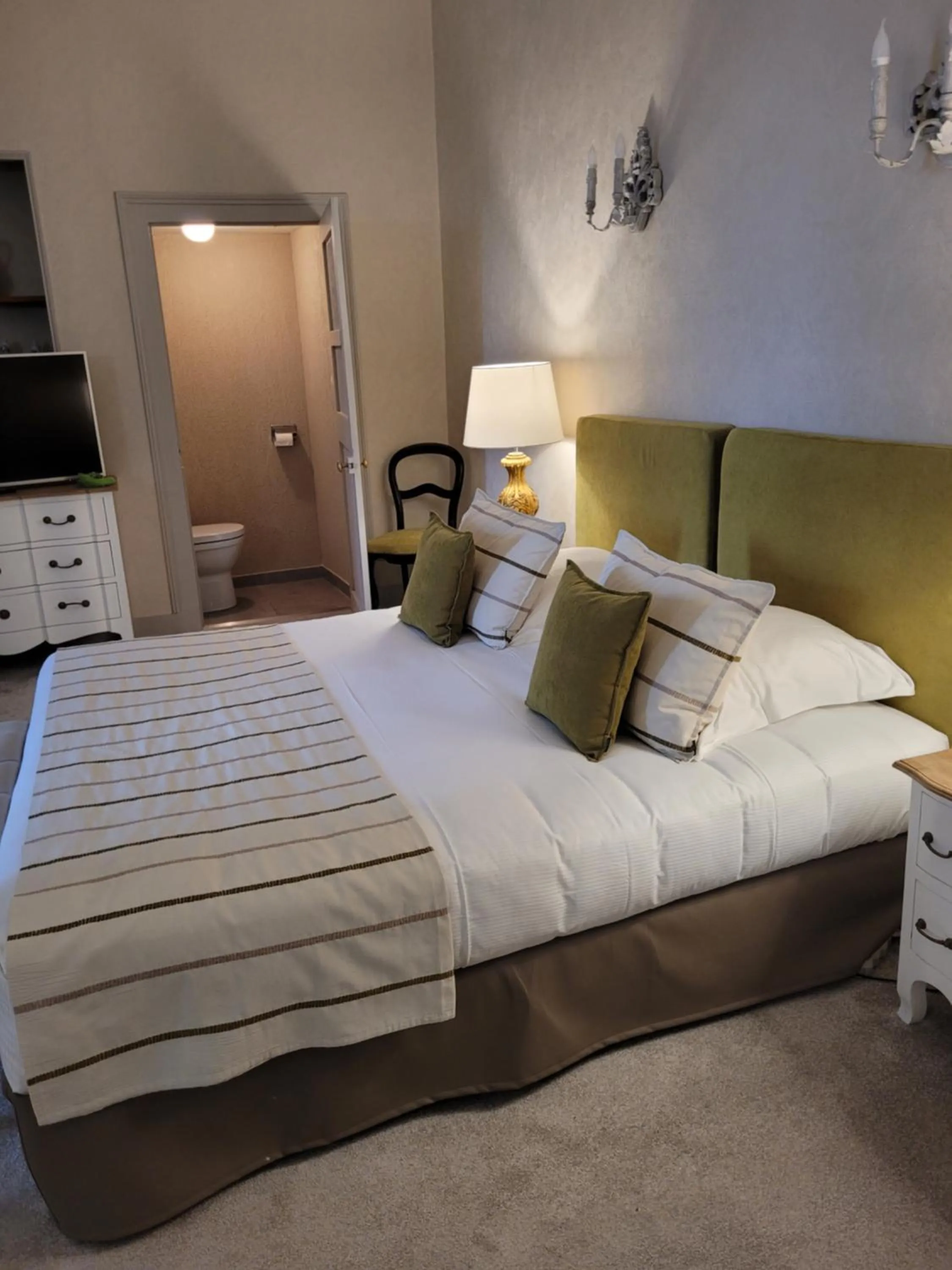 Bed in Grand Hôtel Montespan Talleyrand