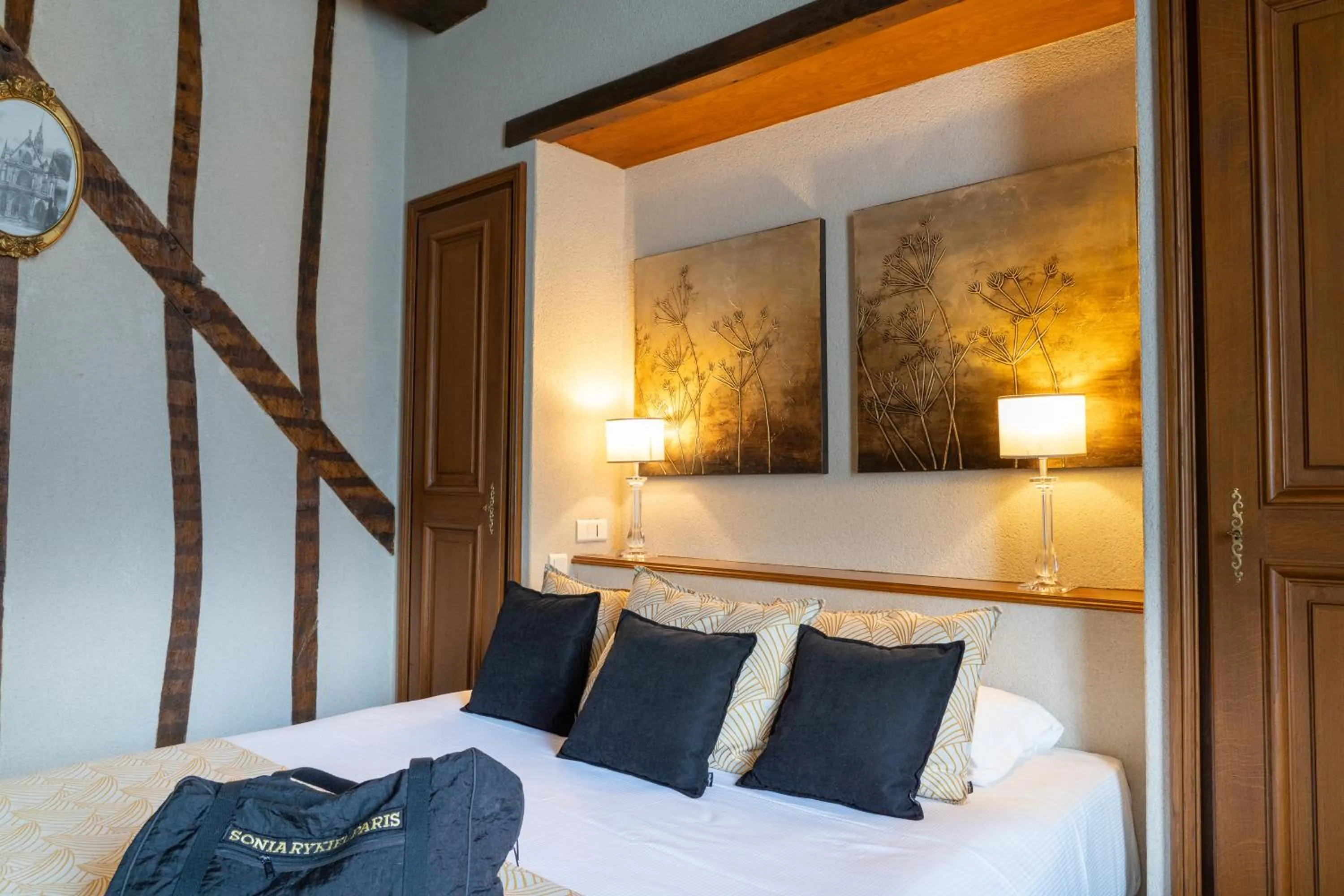 Bed in Grand Hôtel Montespan Talleyrand