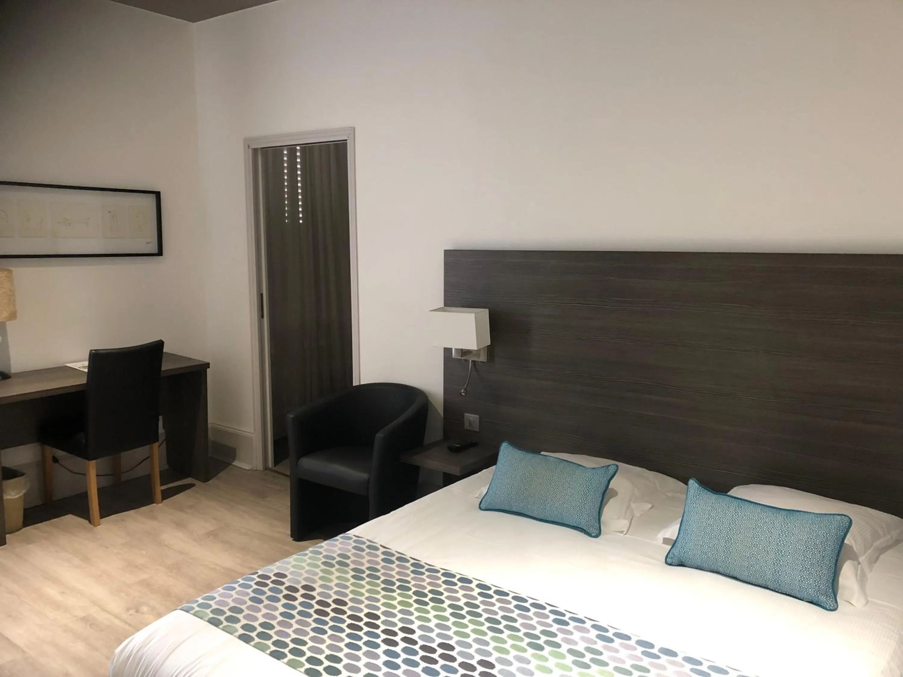 Bed in Grand Hôtel Montespan Talleyrand