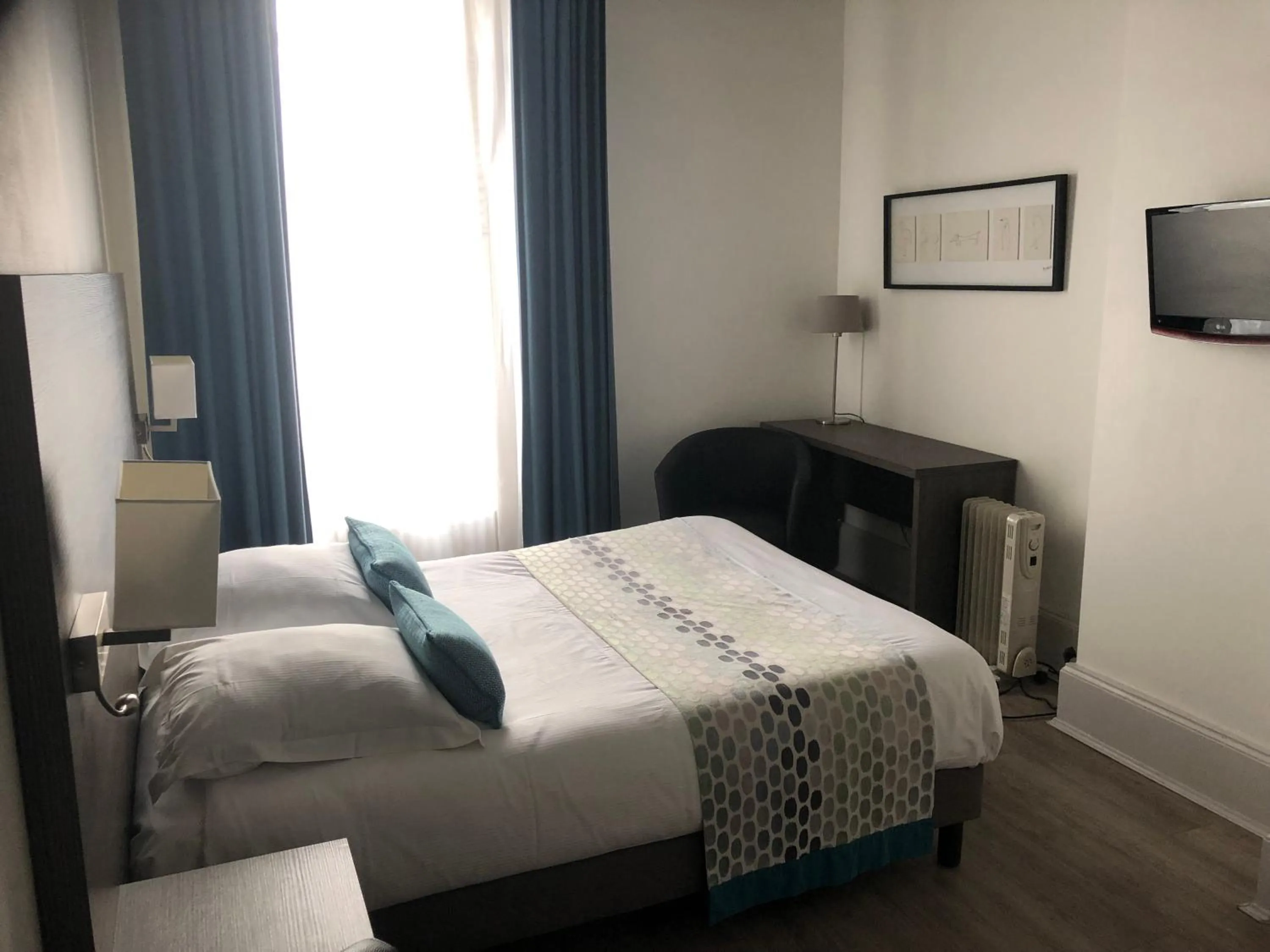 Bed in Grand Hôtel Montespan Talleyrand