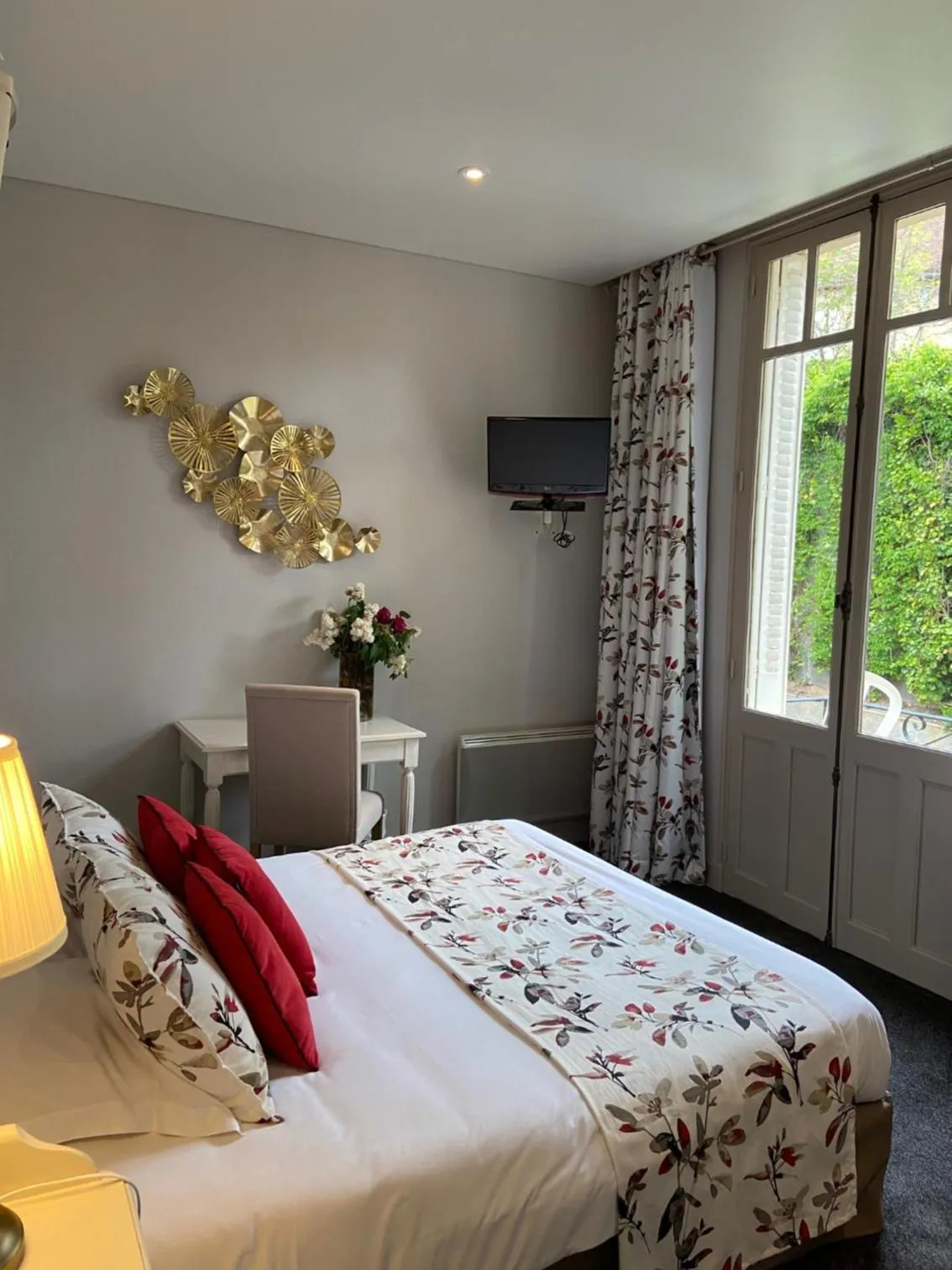 Bed in Grand Hôtel Montespan Talleyrand