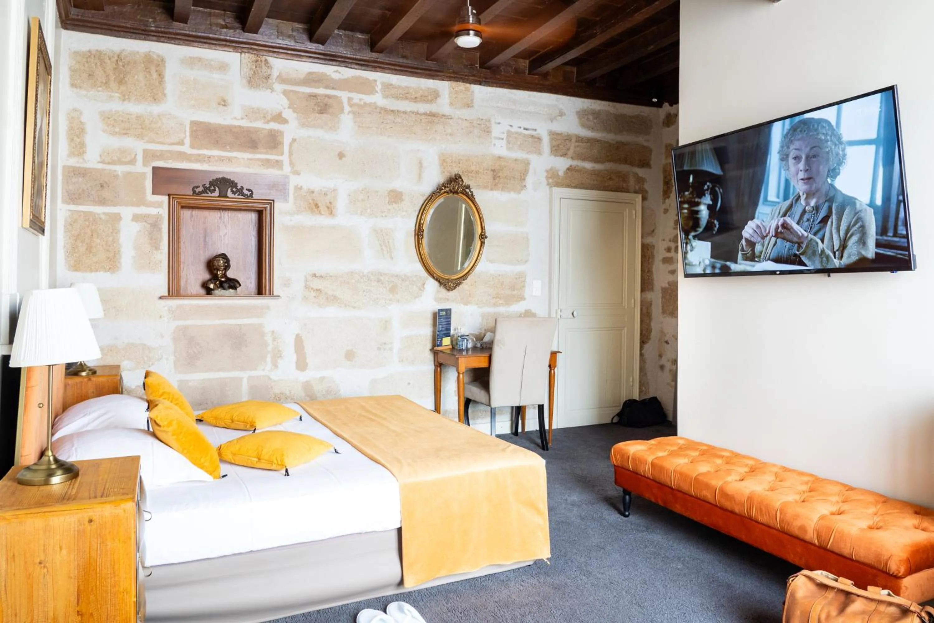 Bed in Grand Hôtel Montespan Talleyrand