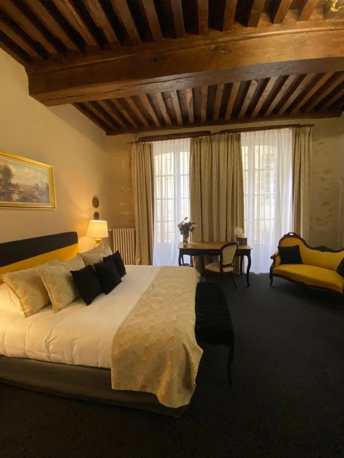 Bed in Grand Hôtel Montespan Talleyrand