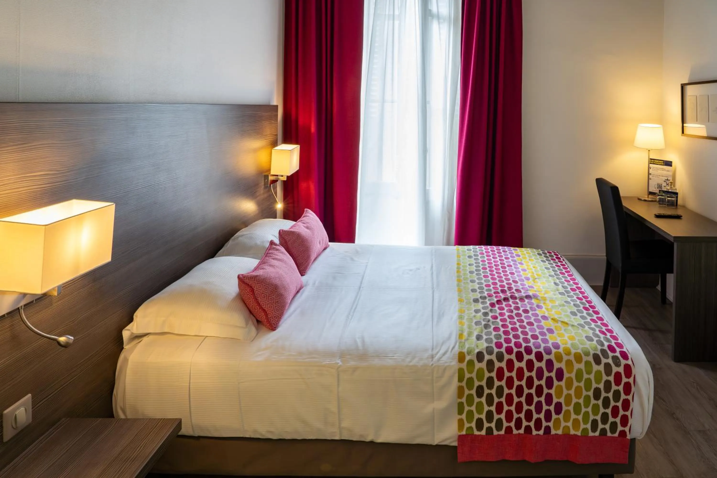 Bed in Grand Hôtel Montespan Talleyrand