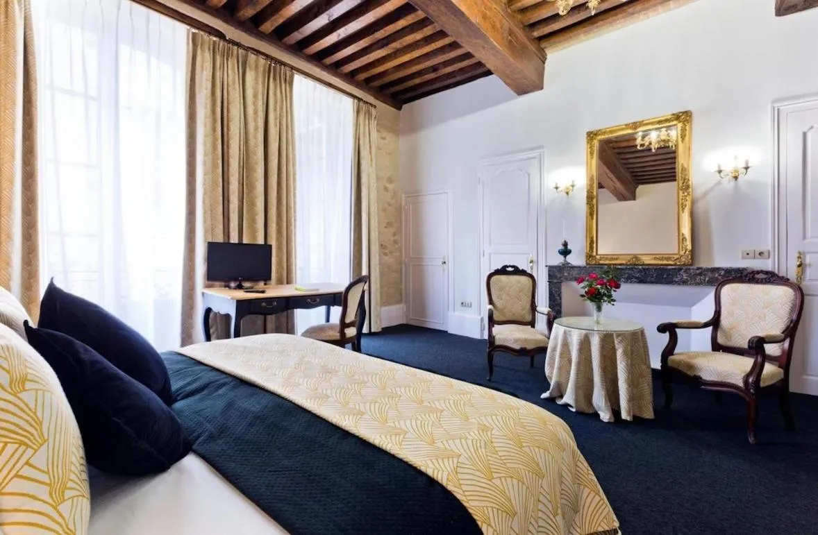 Bed in Grand Hôtel Montespan Talleyrand