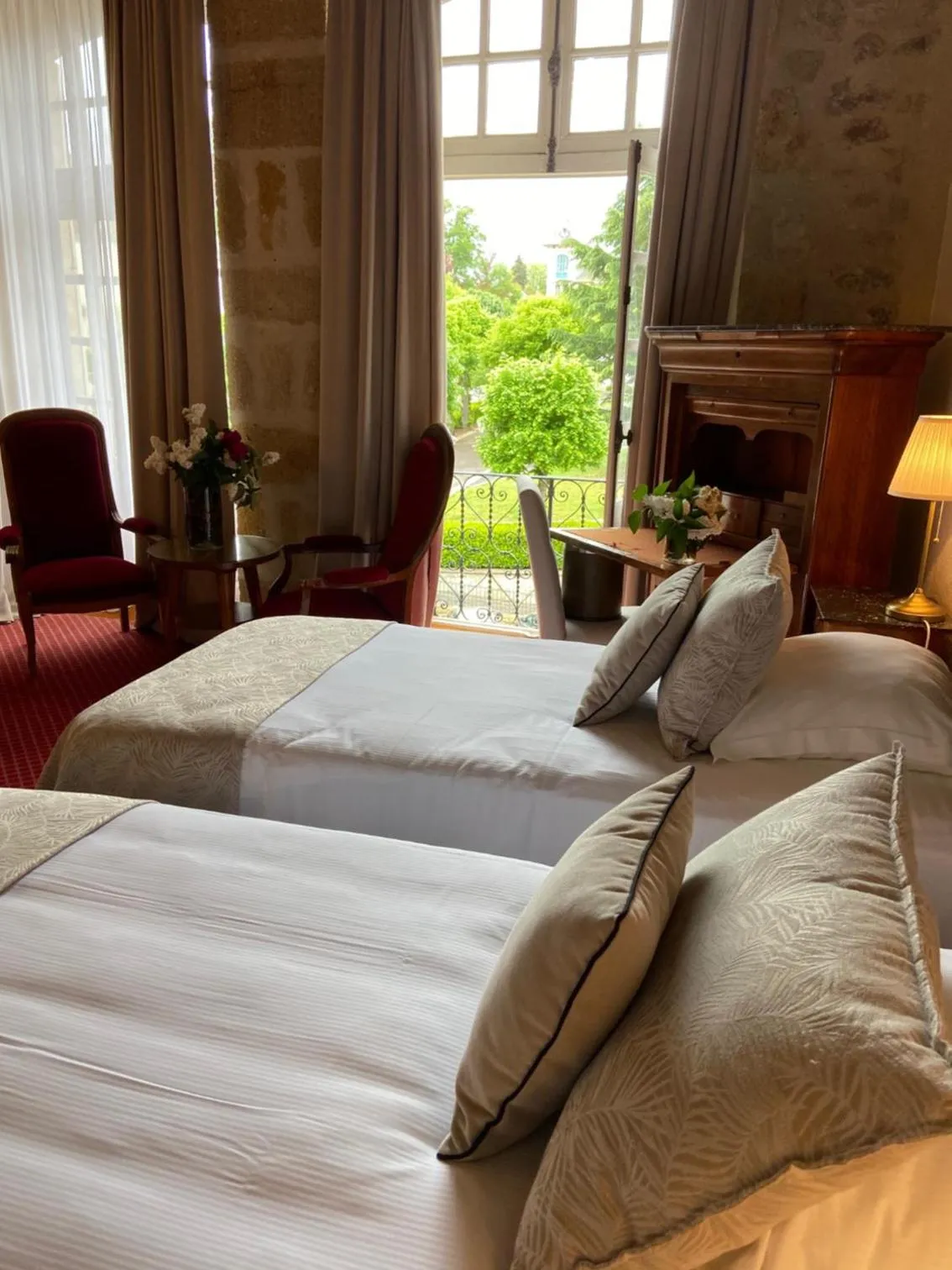 Bed in Grand Hôtel Montespan Talleyrand