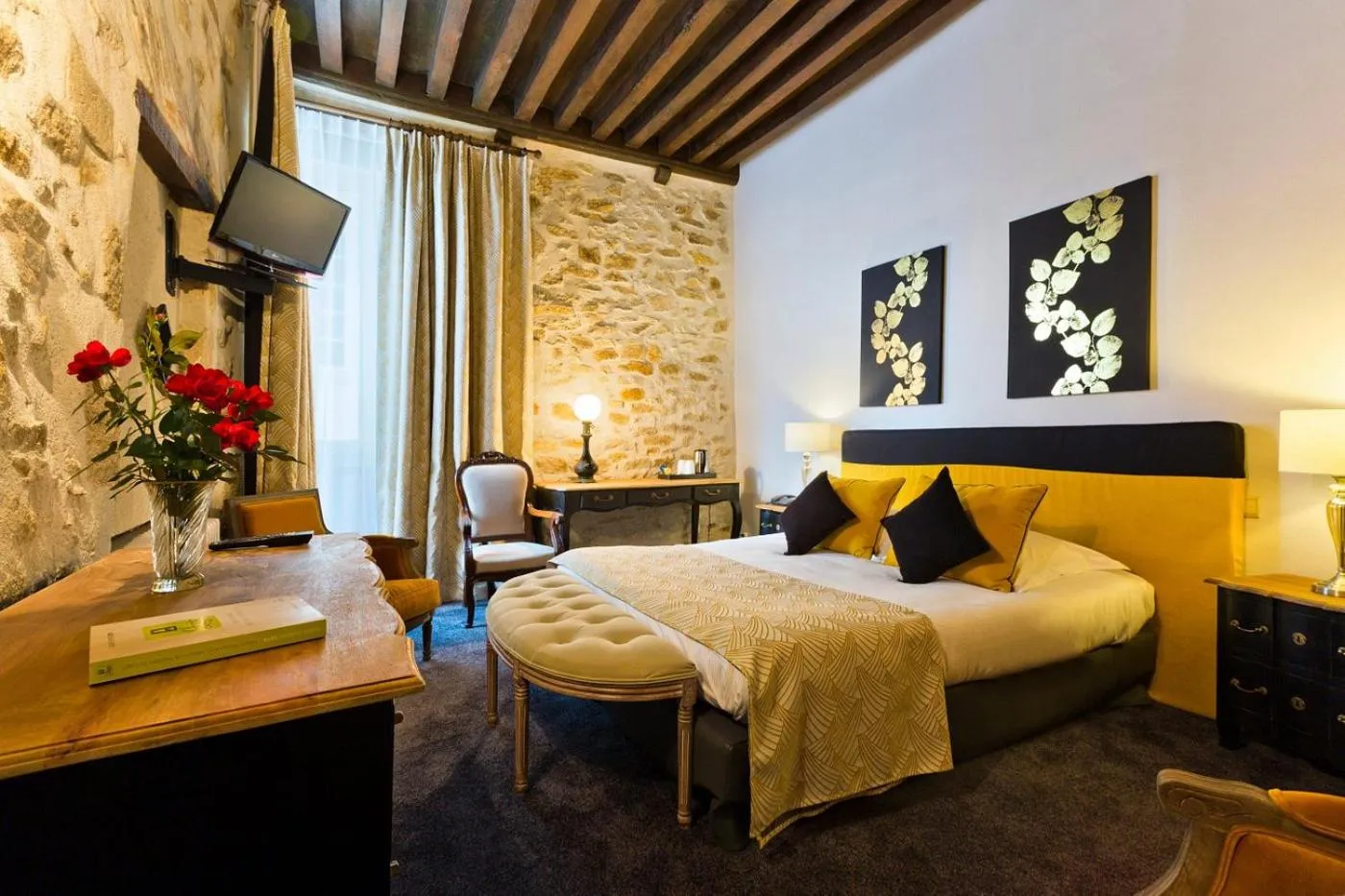 Bed in Grand Hôtel Montespan Talleyrand