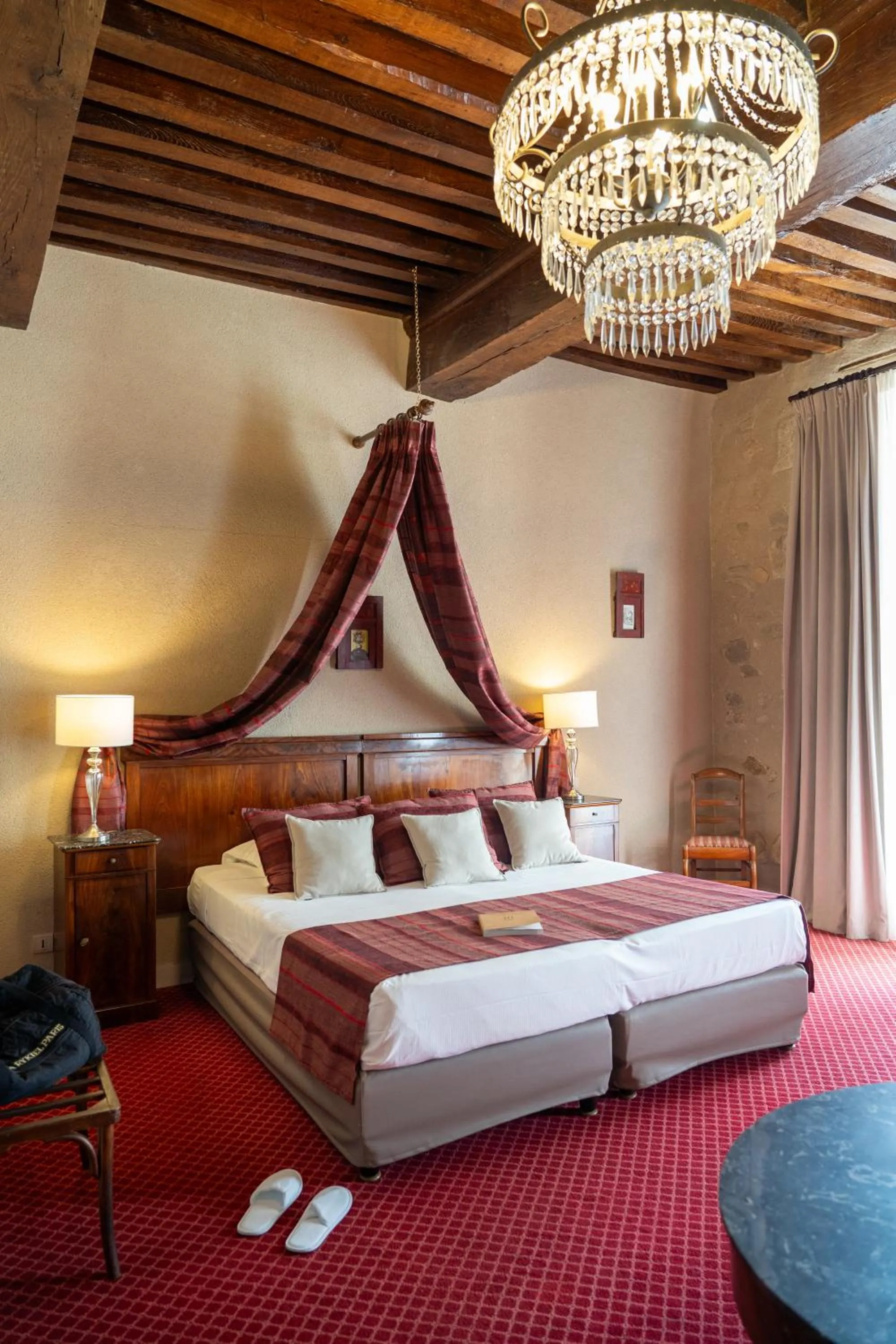 Bed in Grand Hôtel Montespan Talleyrand