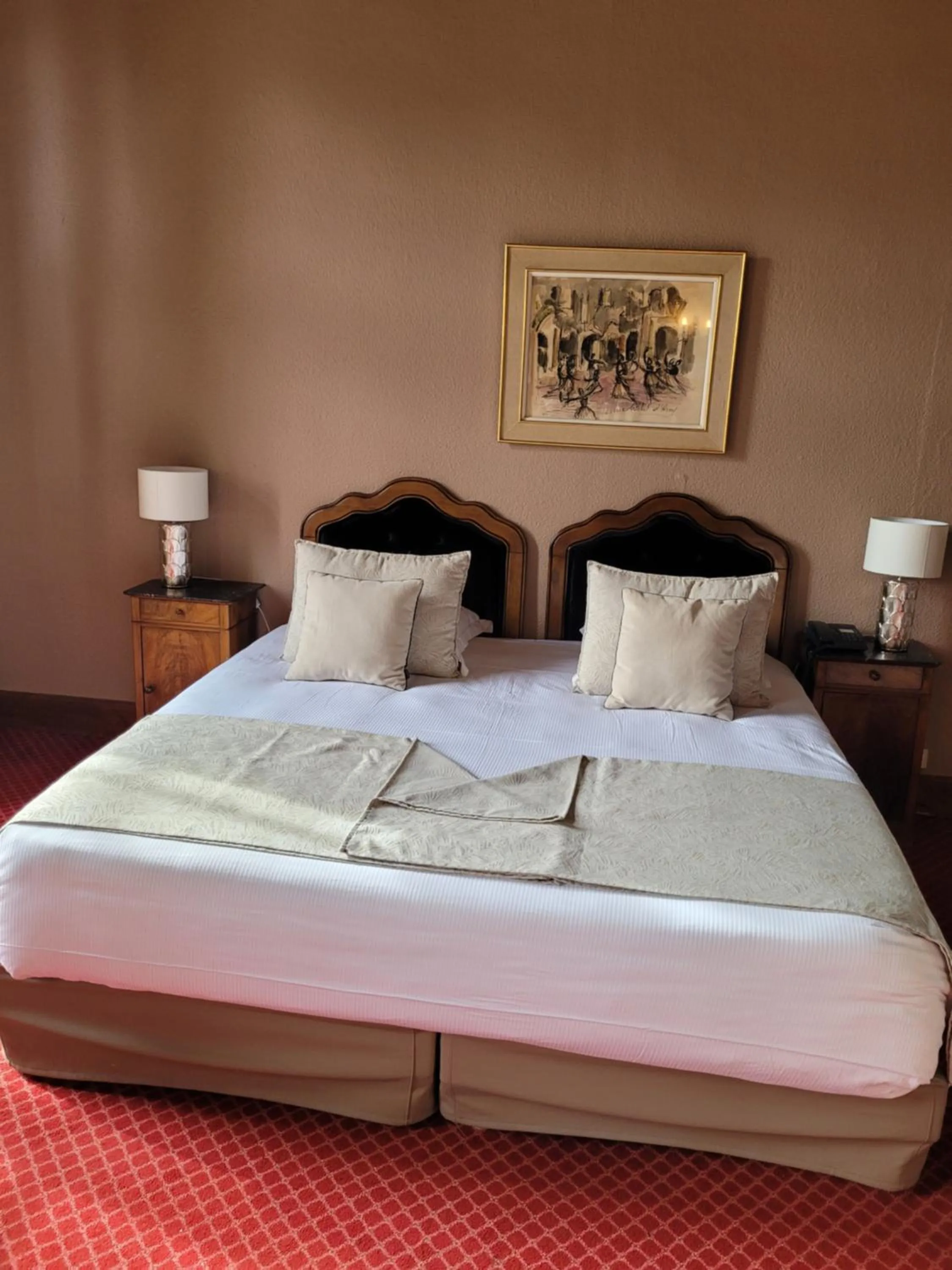 Bed in Grand Hôtel Montespan Talleyrand