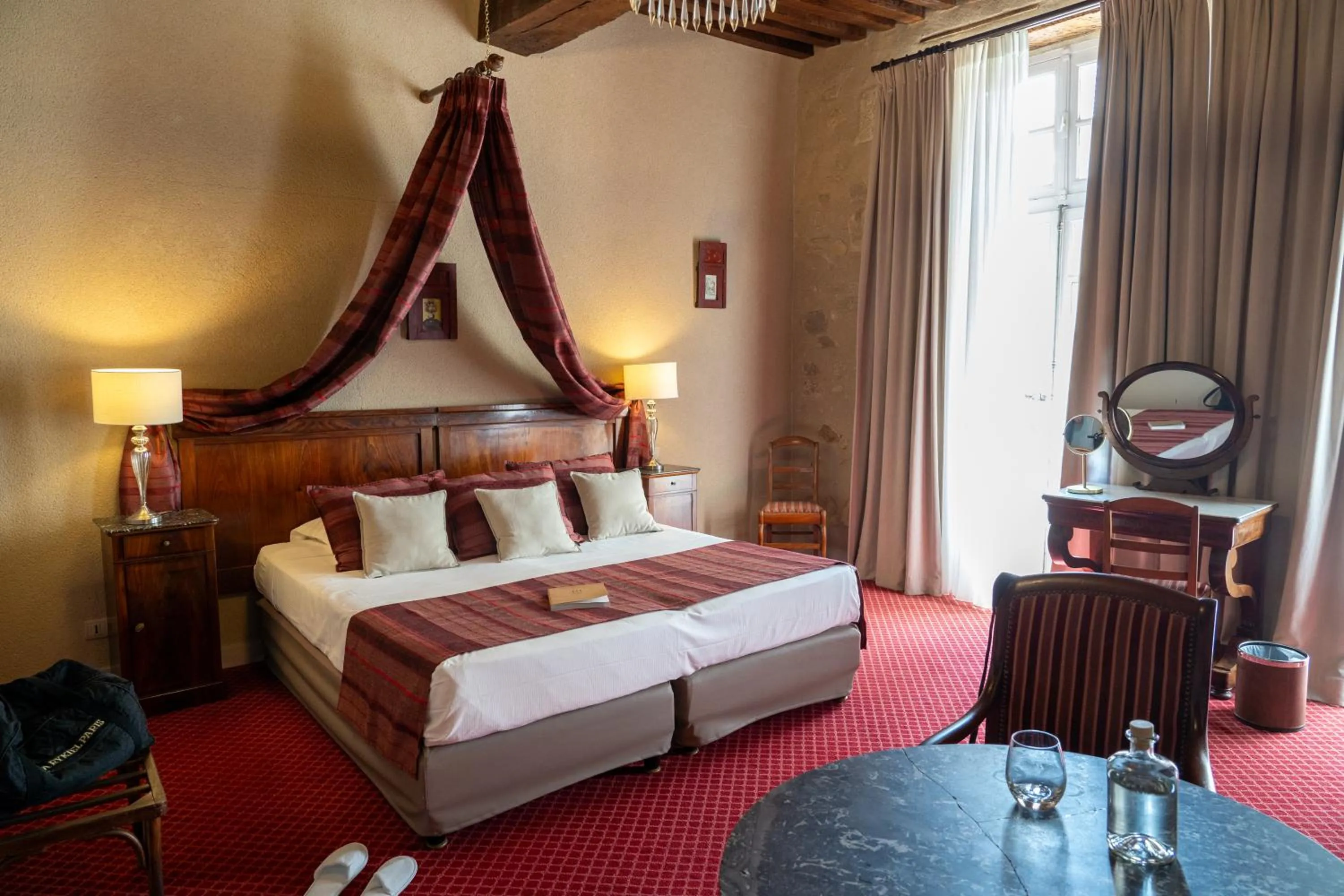 Bed in Grand Hôtel Montespan Talleyrand