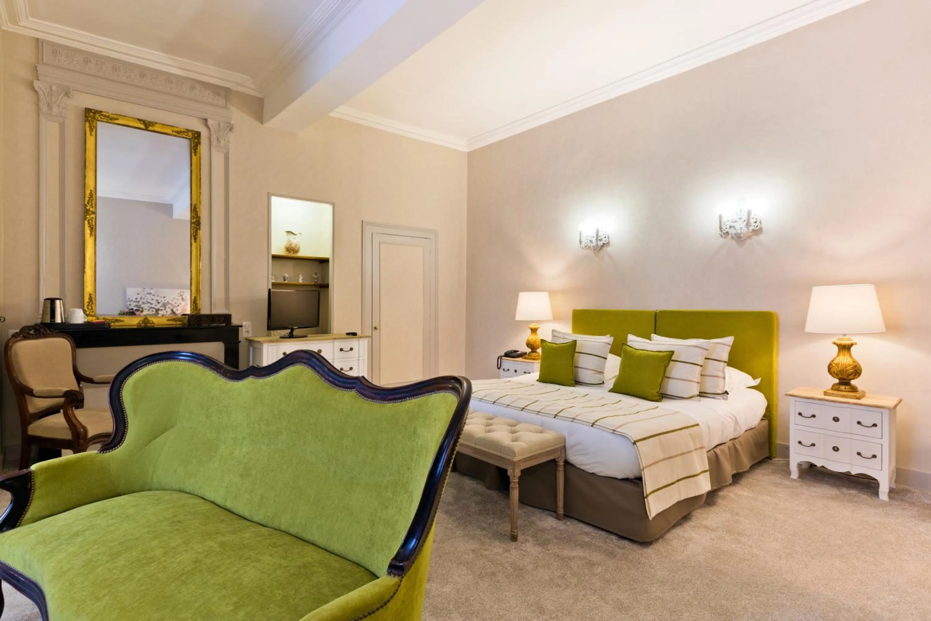 Bed in Grand Hôtel Montespan Talleyrand