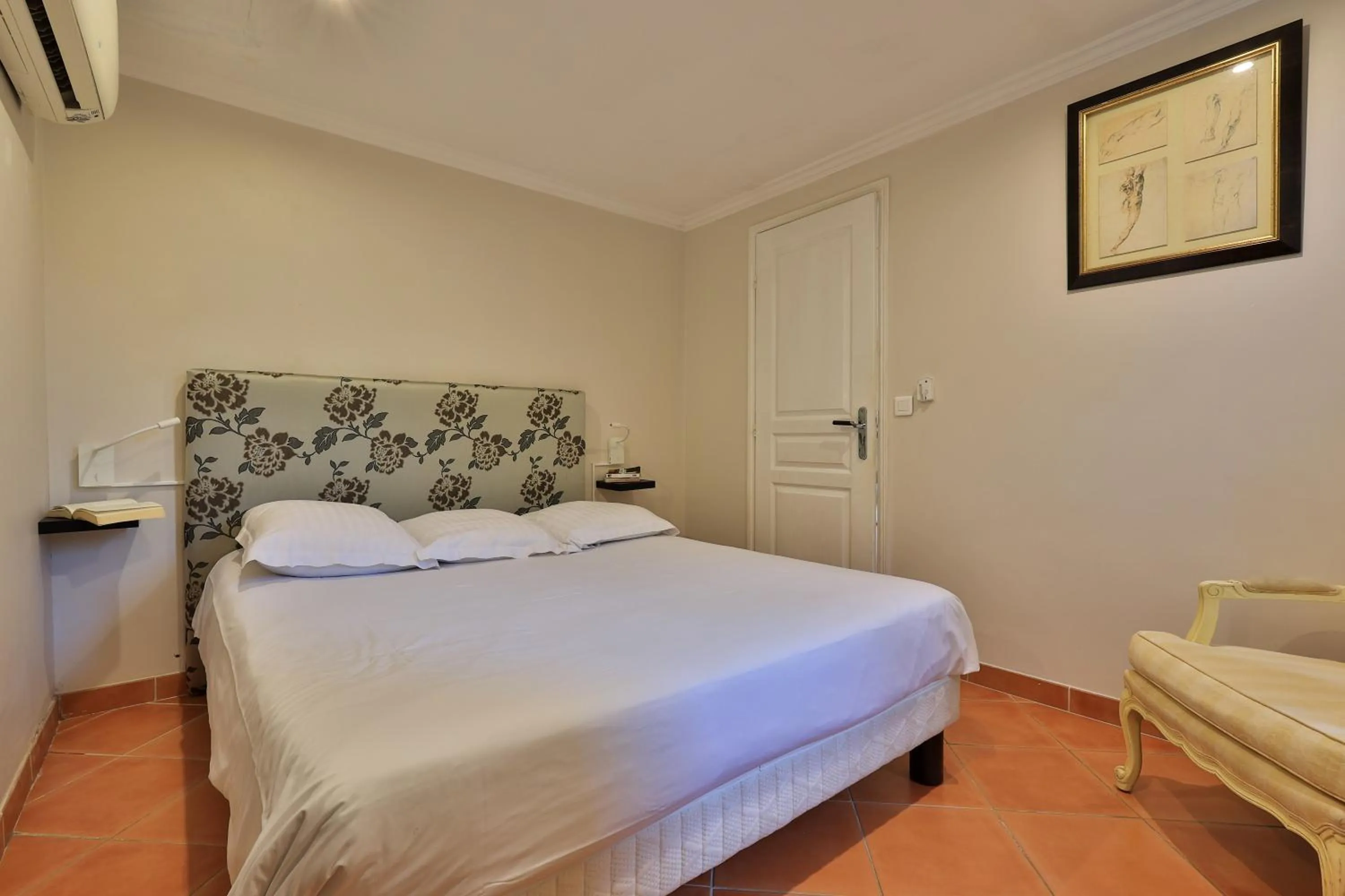 Bed in Emeraude Résidence Hotelière