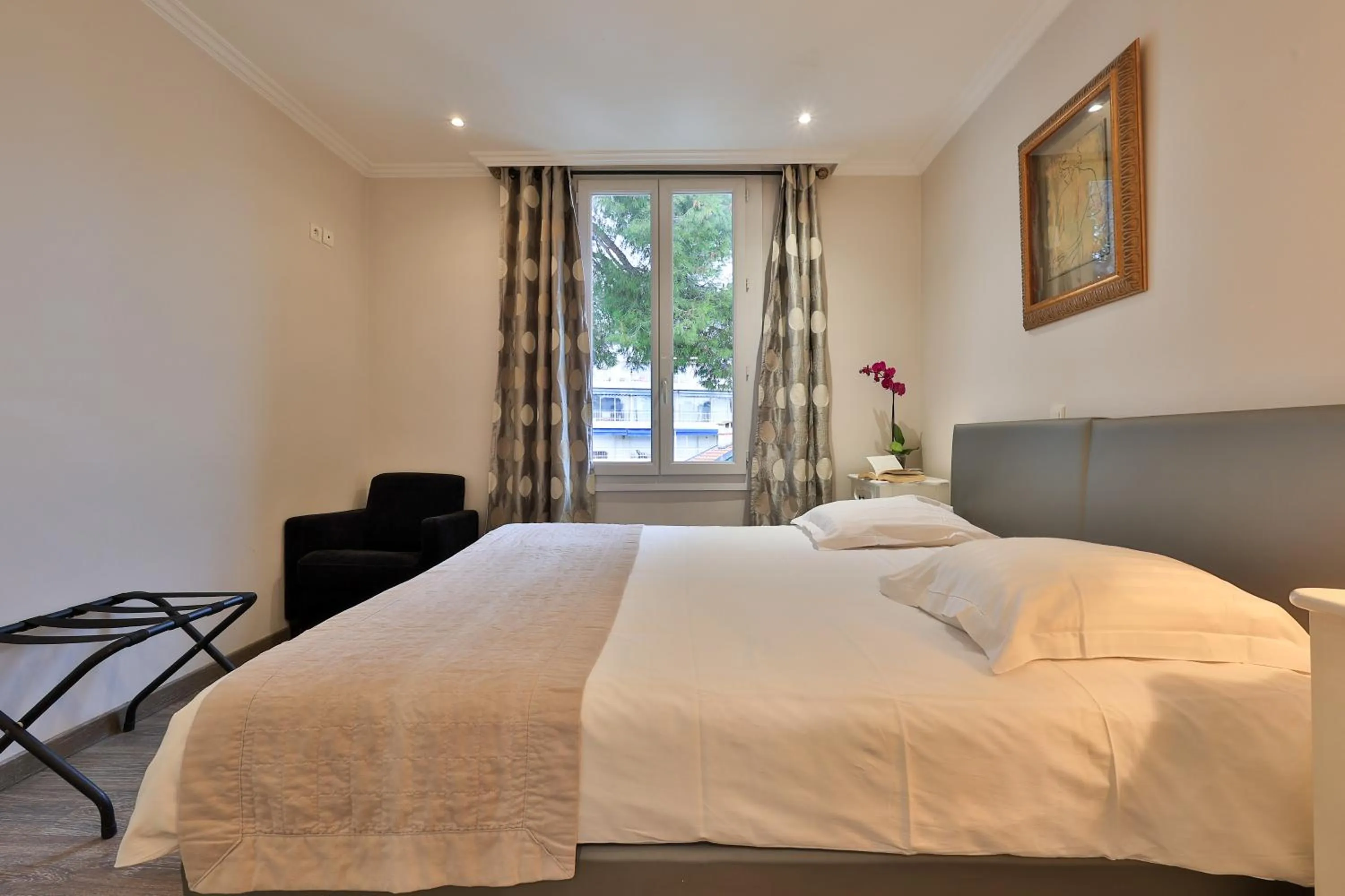 Bed in Emeraude Résidence Hotelière