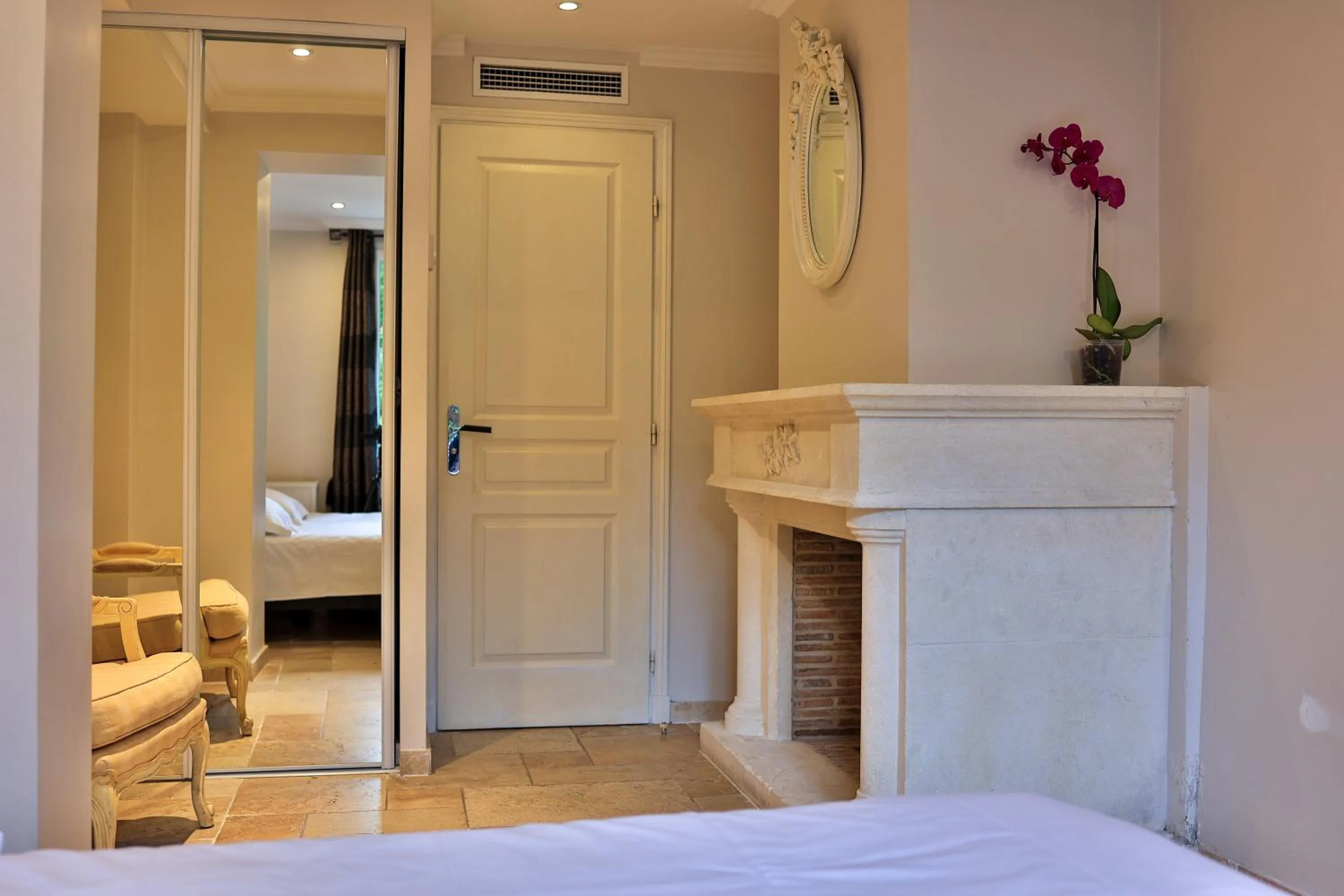 Bed in Emeraude Résidence Hotelière