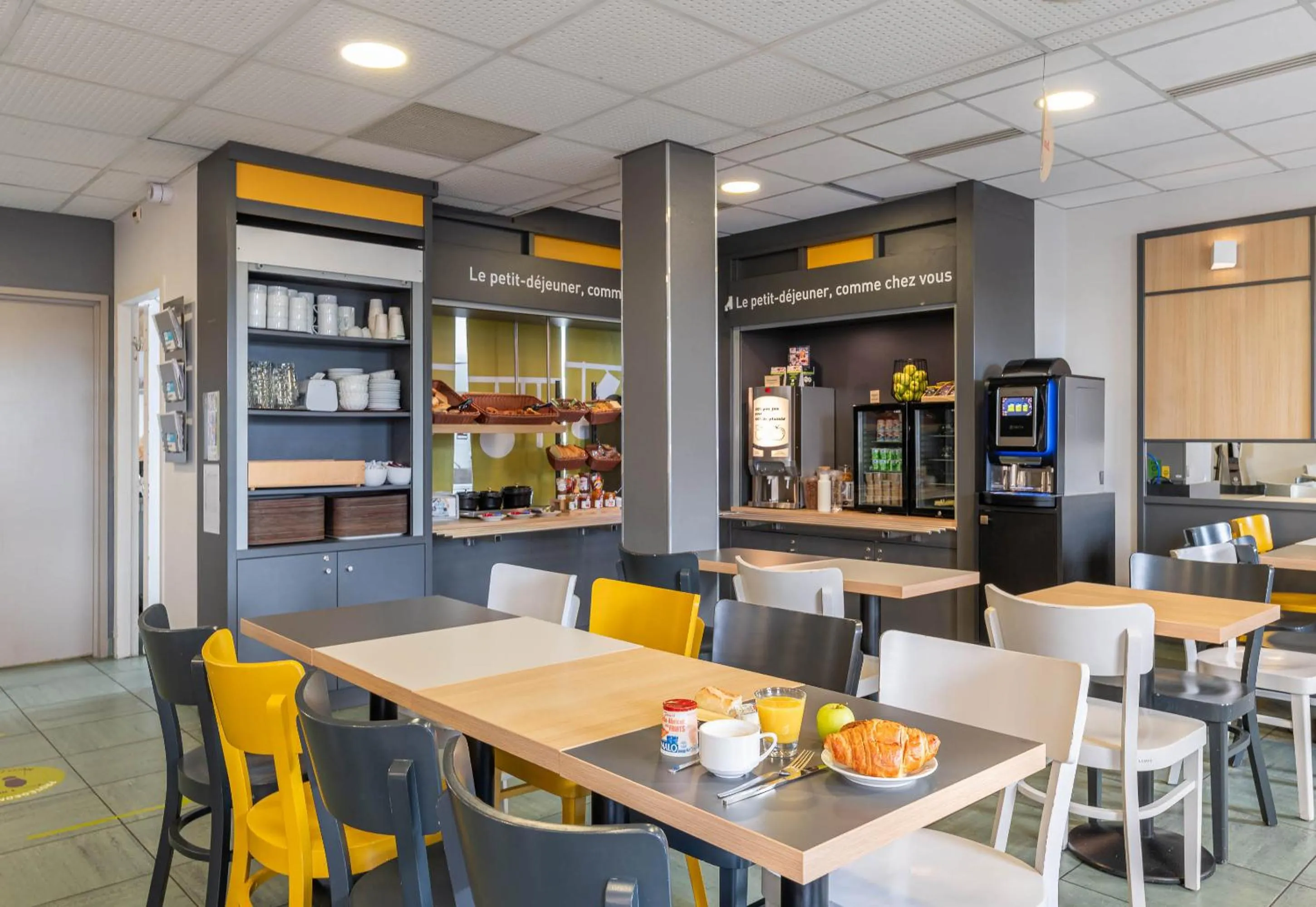 Buffet breakfast in B&B HOTEL Lyon Vénissieux