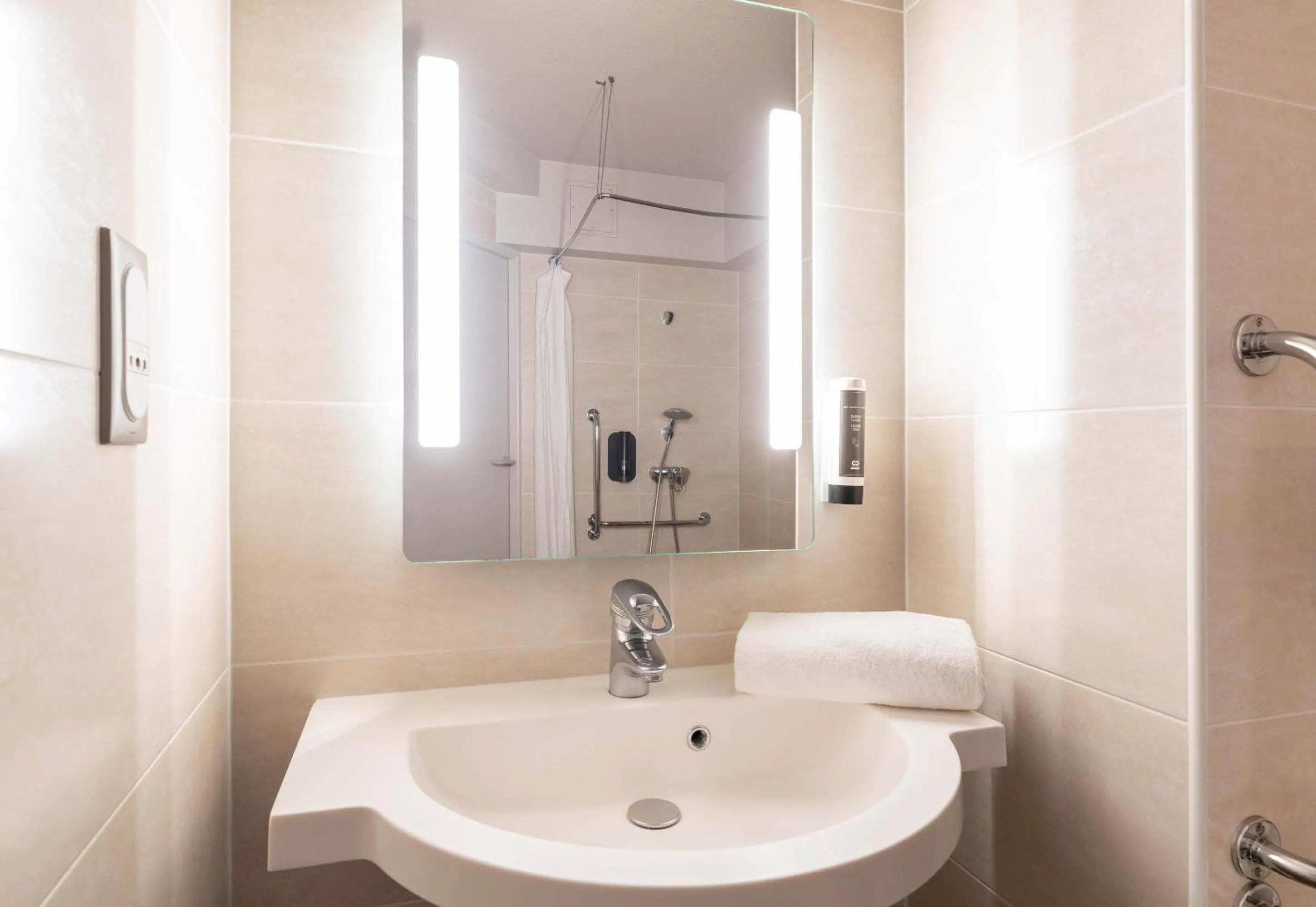 Bathroom in B&B HOTEL Lyon Vénissieux