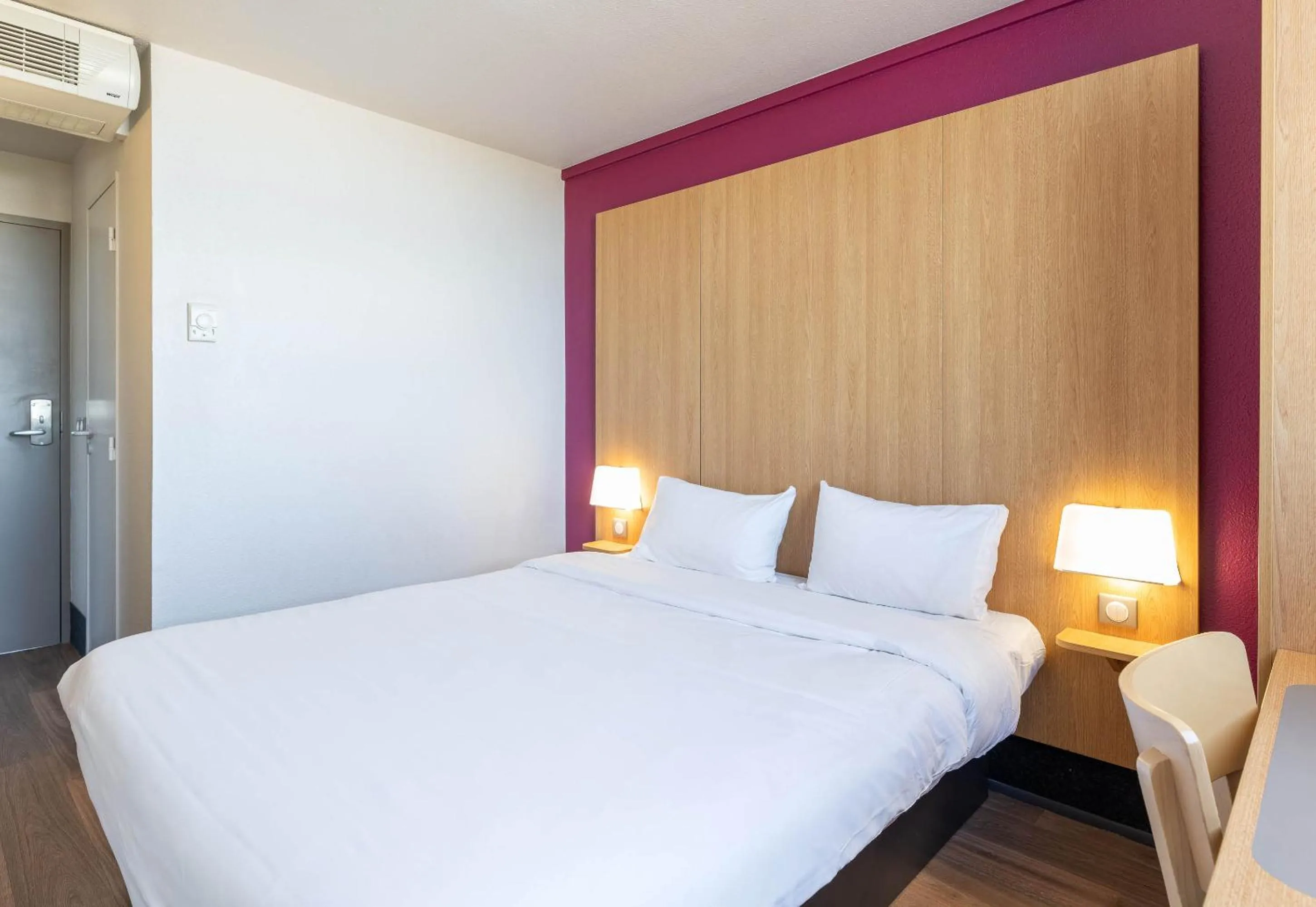 Bedroom, Bed in B&B HOTEL Lyon Vénissieux