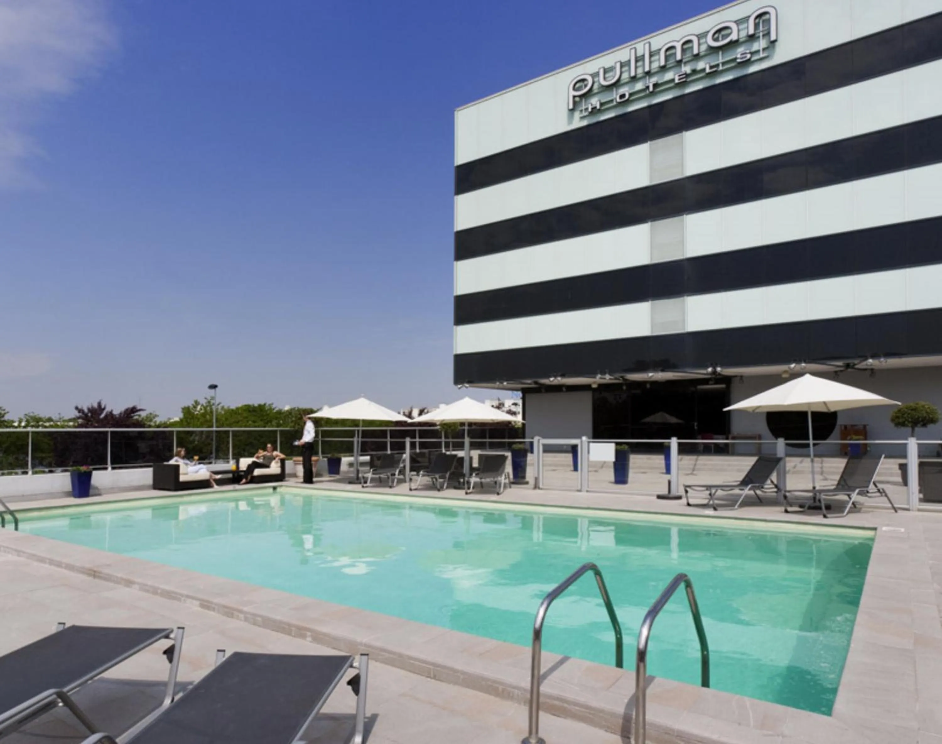 Swimming pool in Pullman Bordeaux Lac