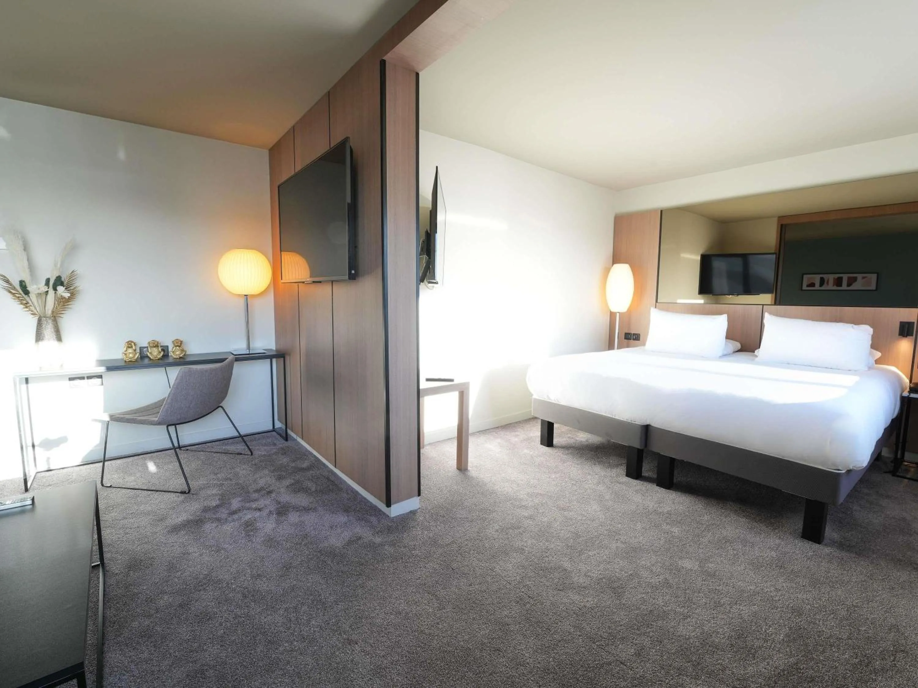 Bedroom, Bed in Pullman Bordeaux Lac