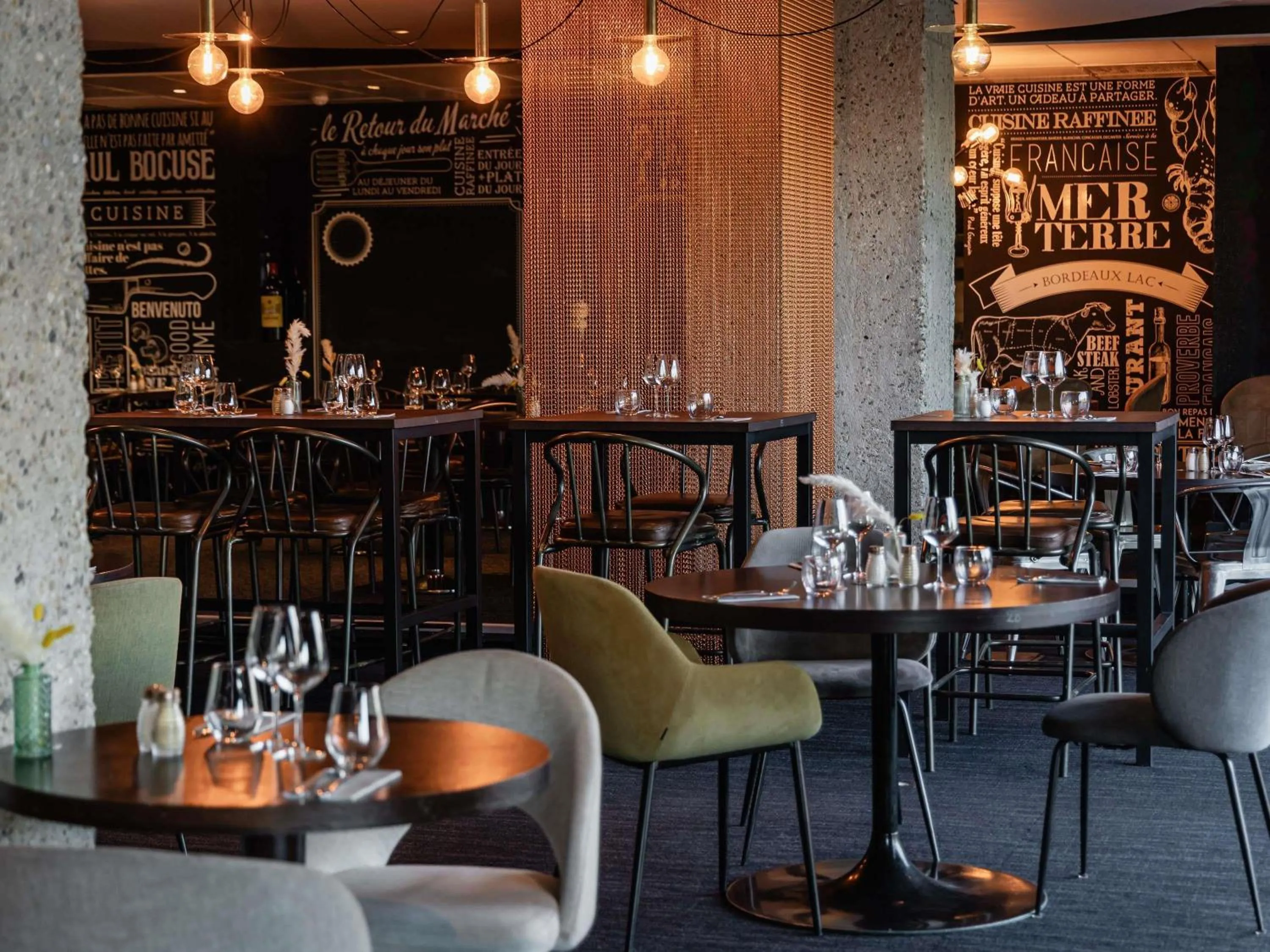 Restaurant/places to eat in Pullman Bordeaux Lac