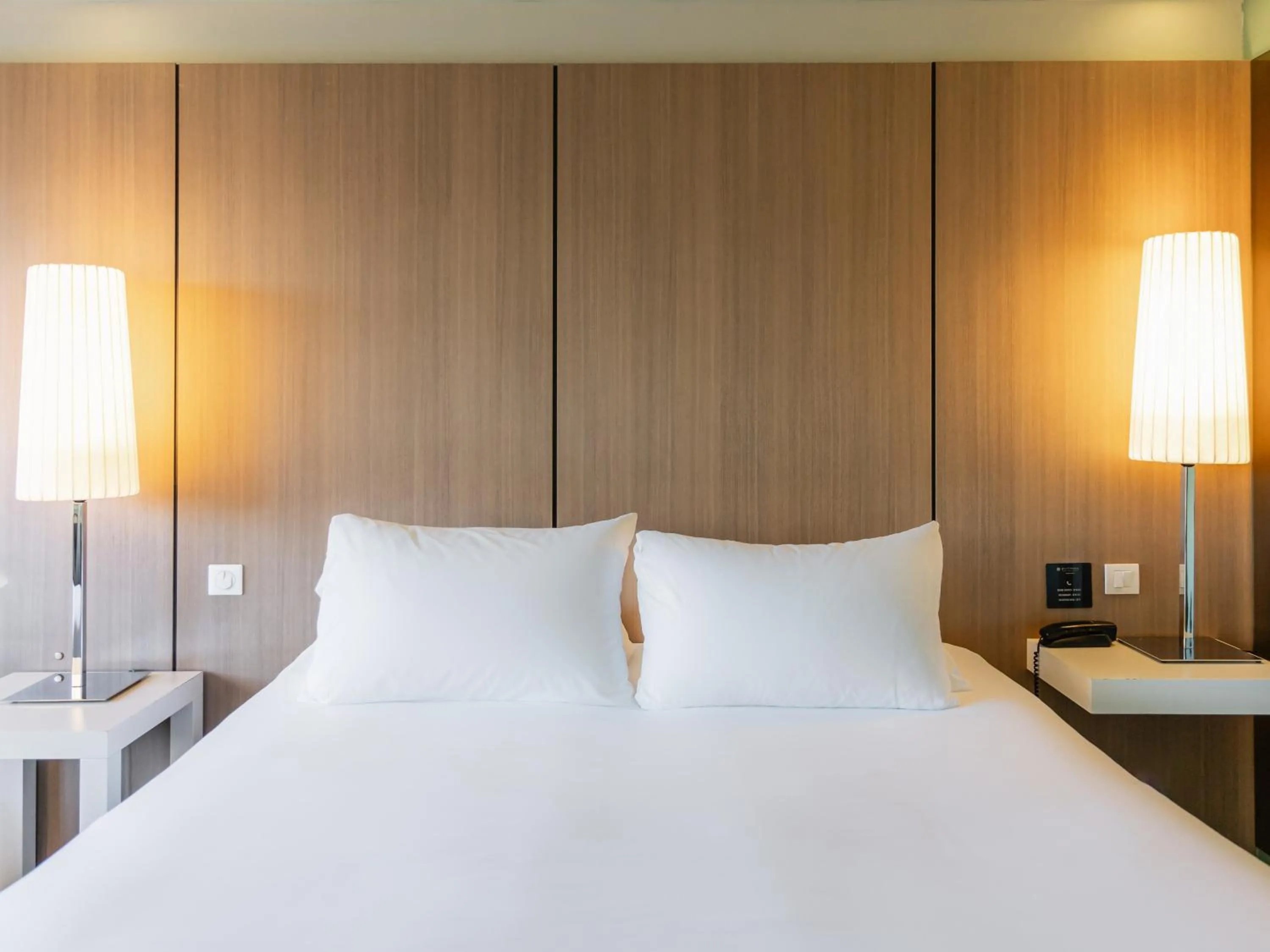 Photo of the whole room, Bed in Pullman Bordeaux Lac