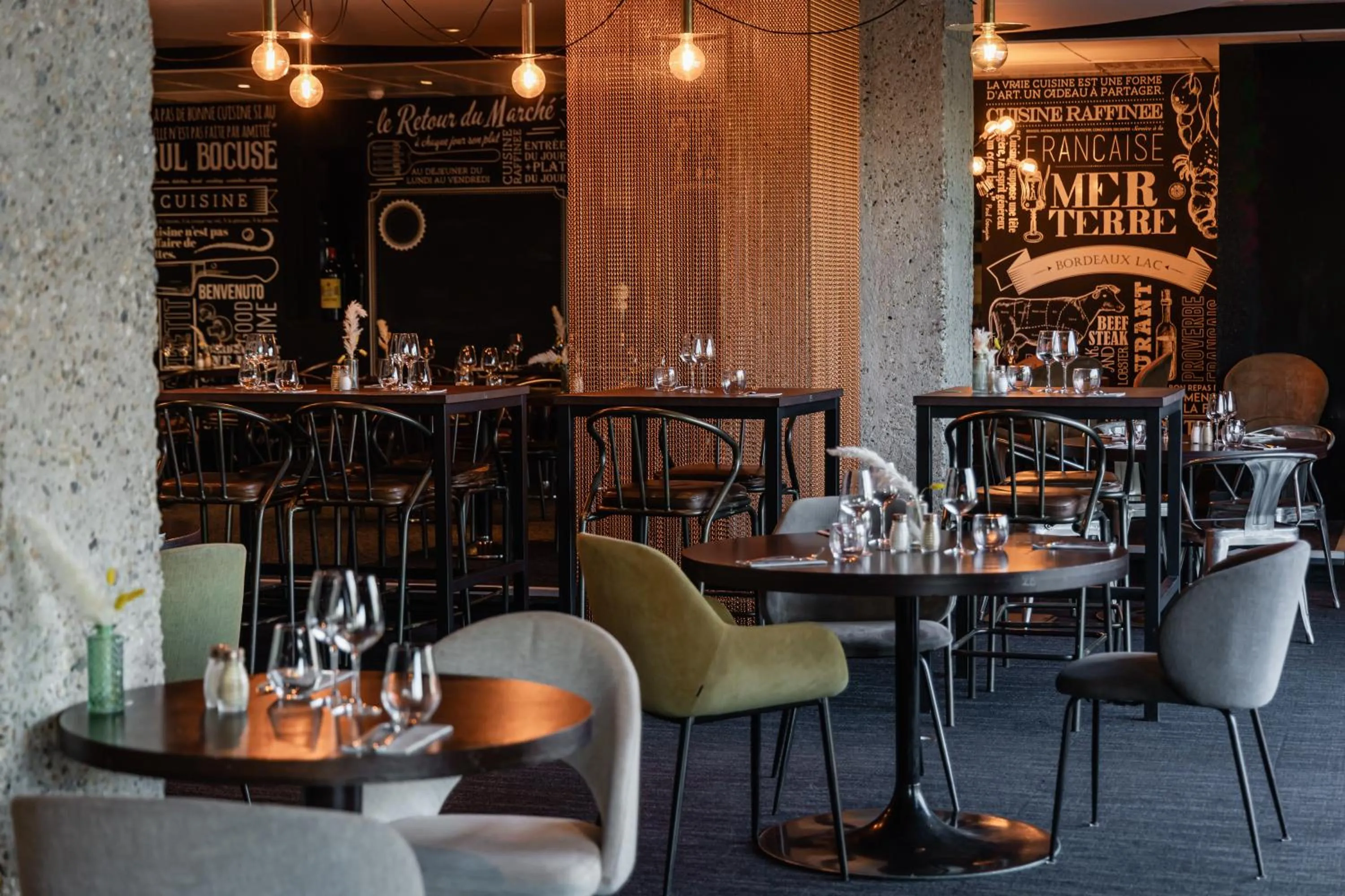 Restaurant/places to eat in Pullman Bordeaux Lac