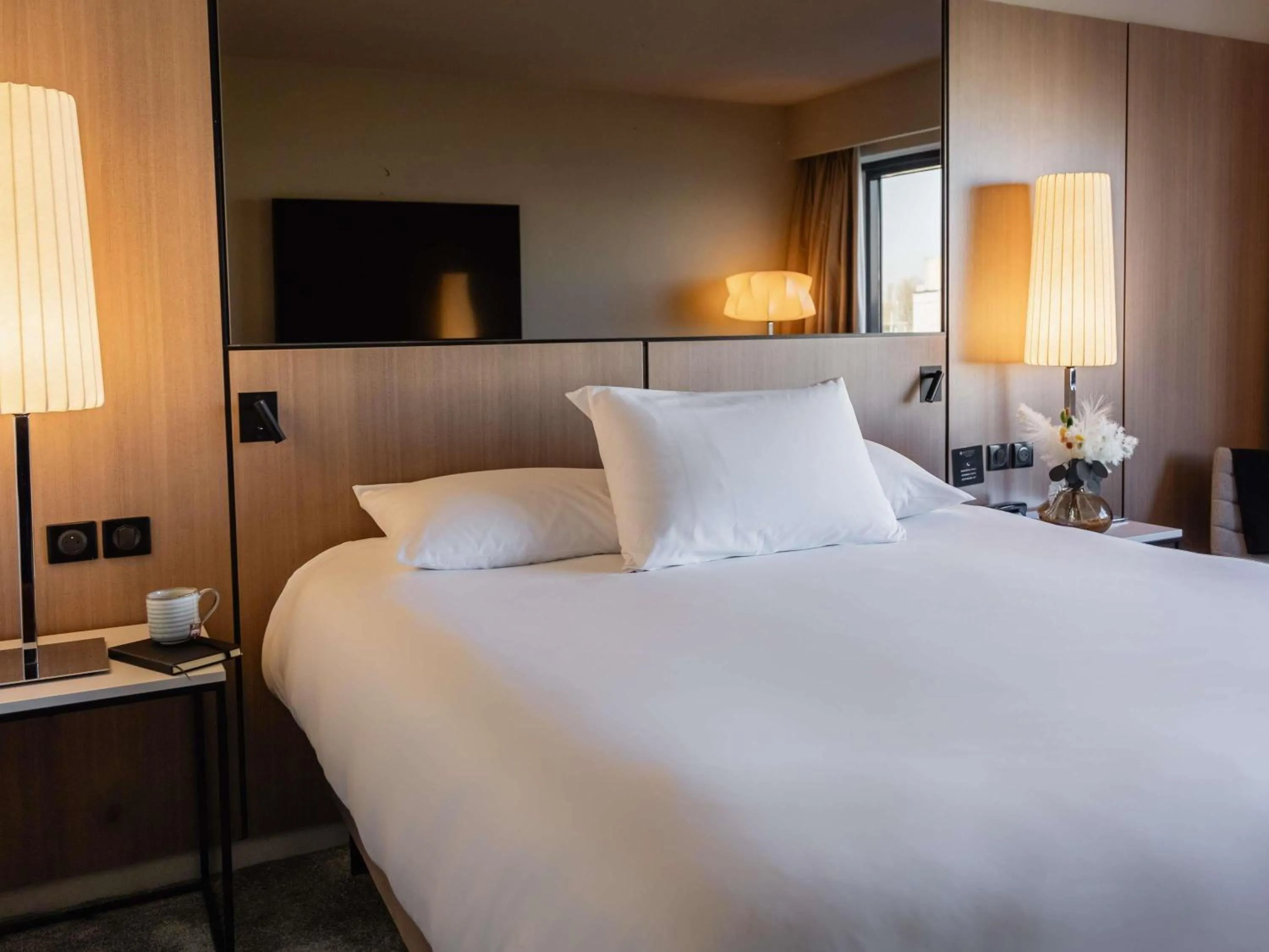 Bedroom, Bed in Pullman Bordeaux Lac