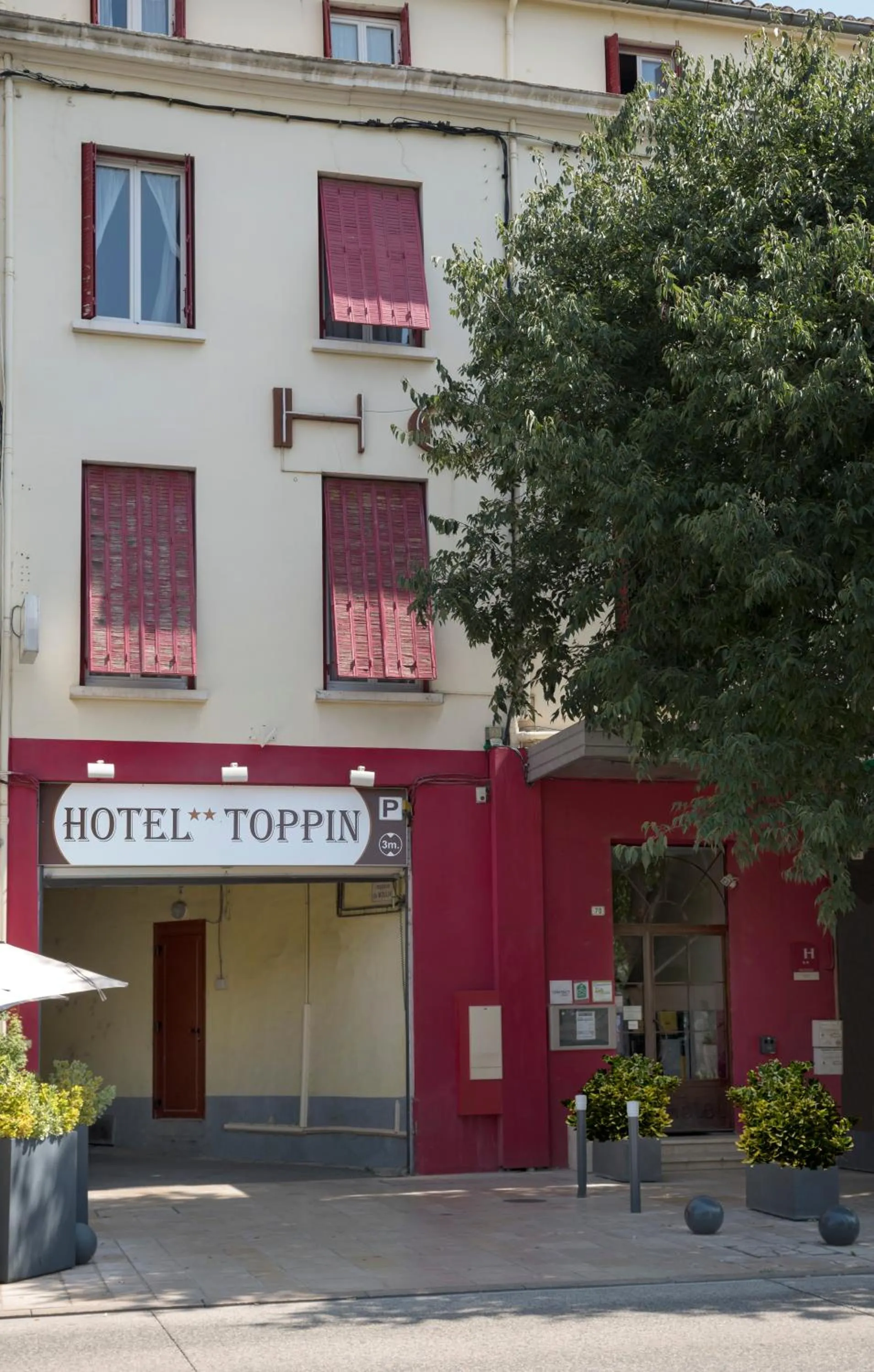 Property building in Hotel Toppin