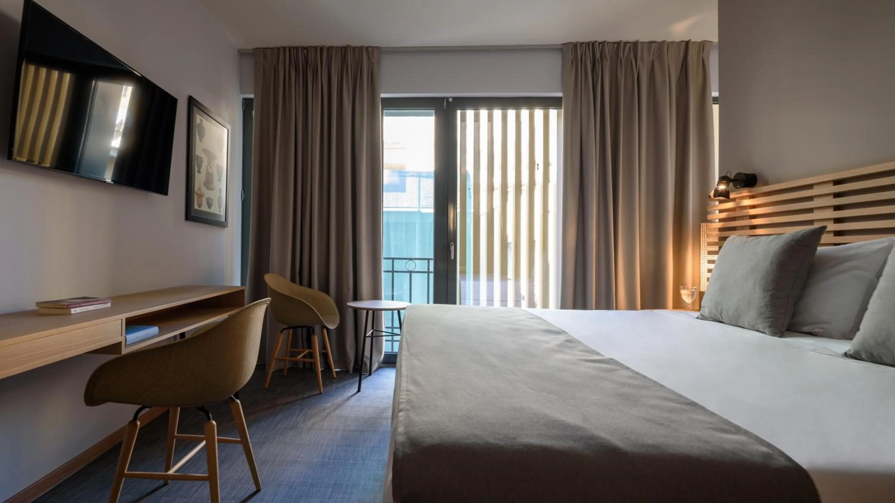 TV and multimedia, Bed in Fos DownTown Suites