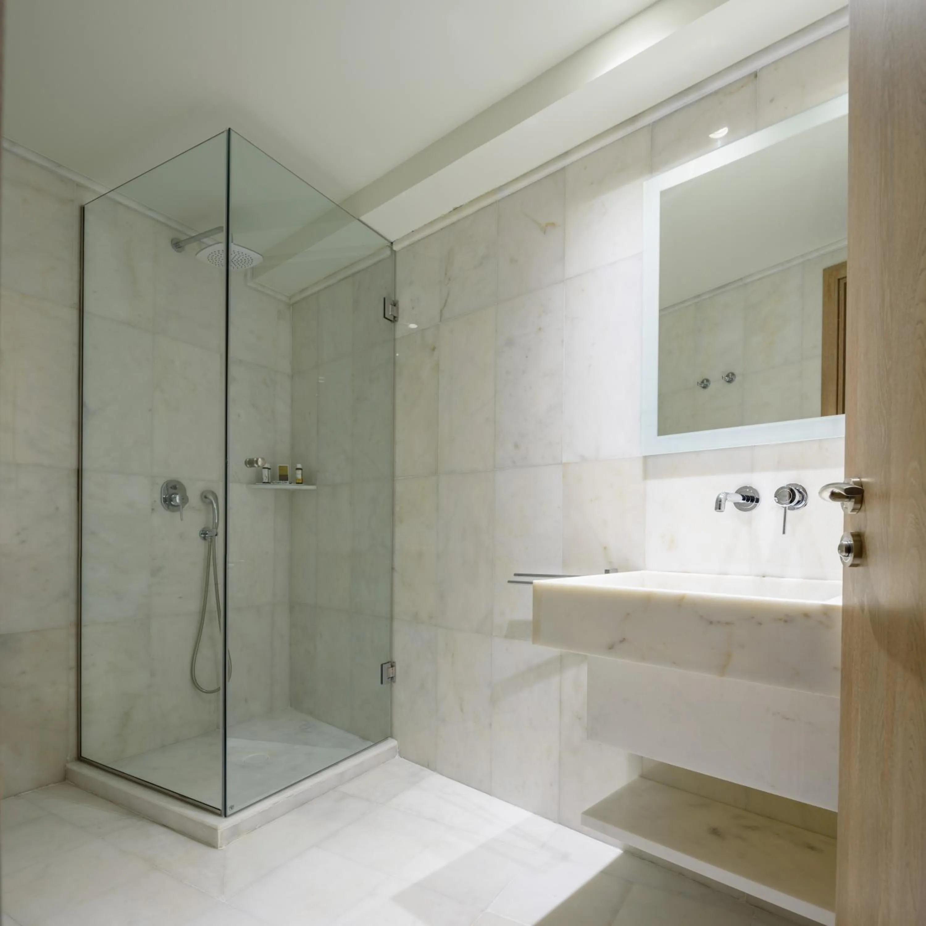 Bathroom in Fos DownTown Suites