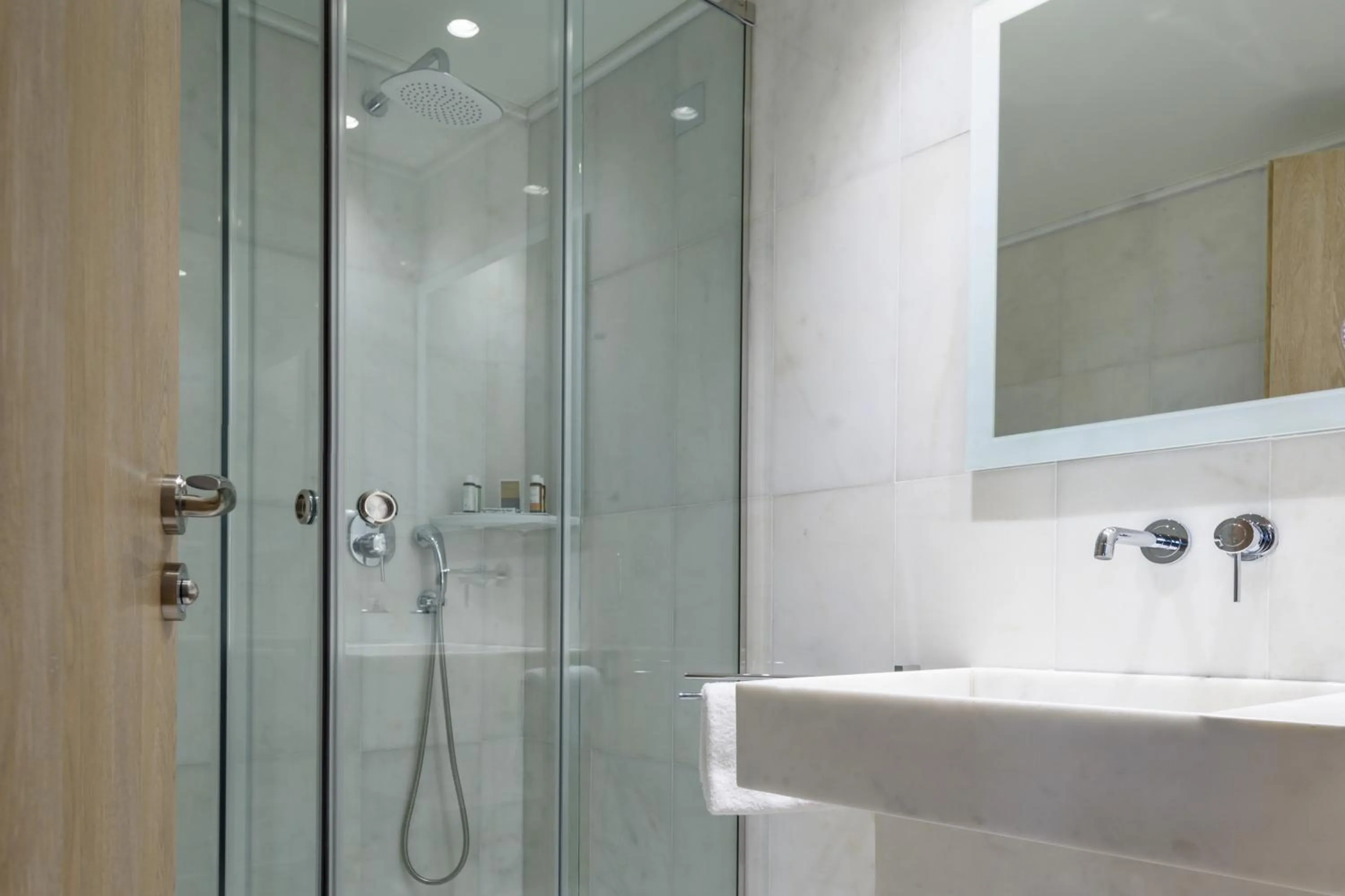 Bathroom in Fos DownTown Suites