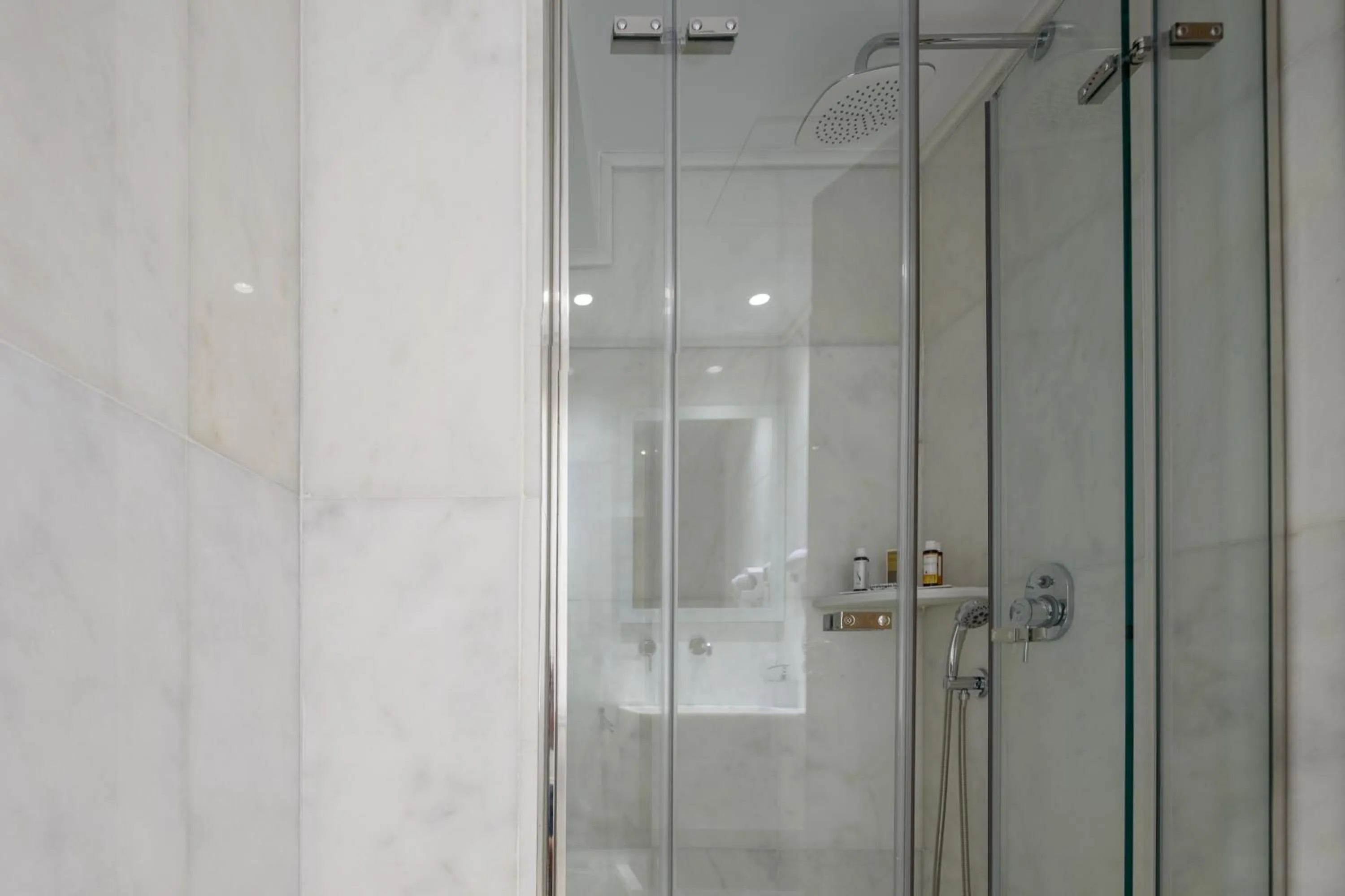 Bathroom in Fos DownTown Suites