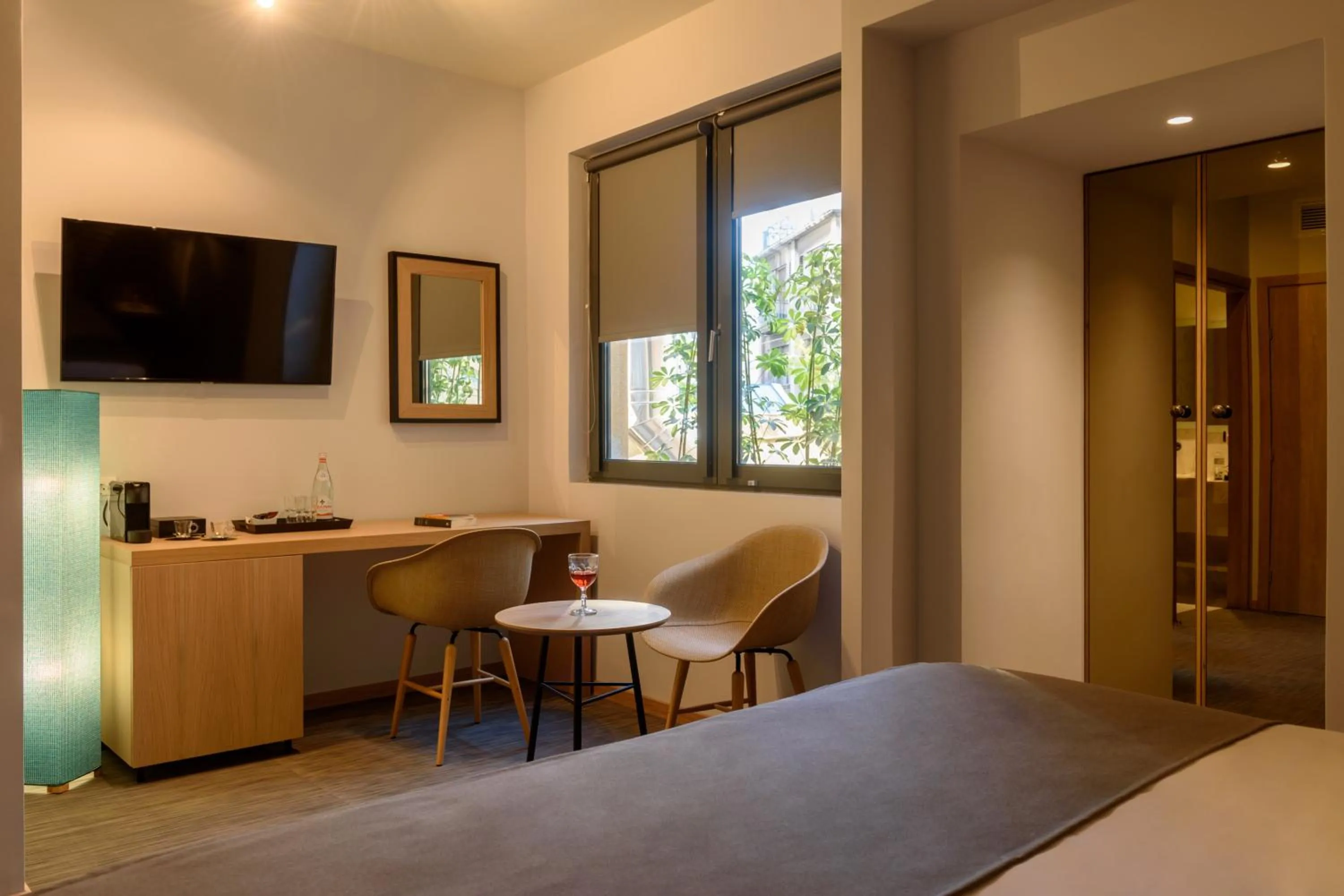 Seating area, Bed in Fos DownTown Suites