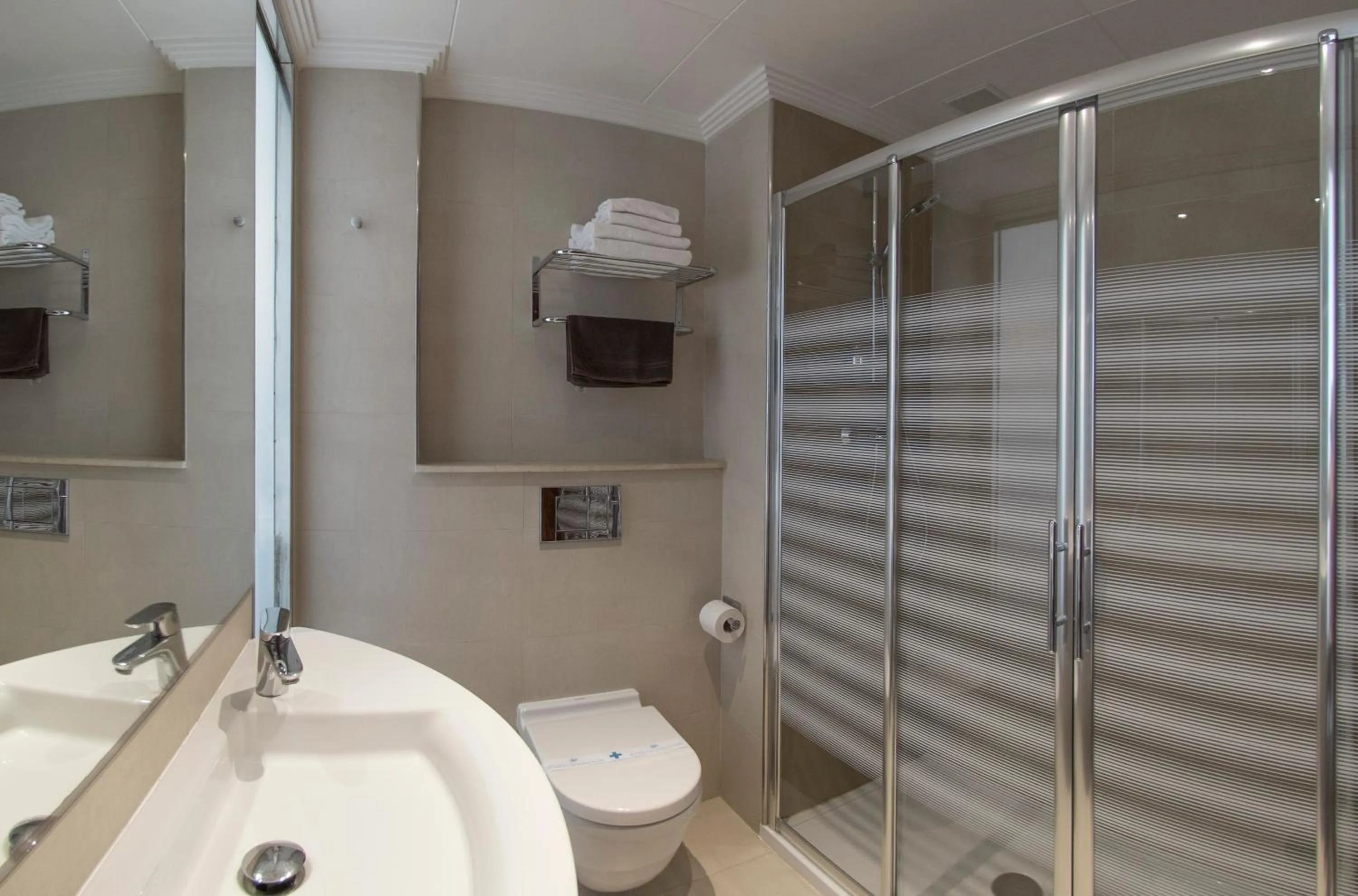 Bathroom in Hotel Indalo Park