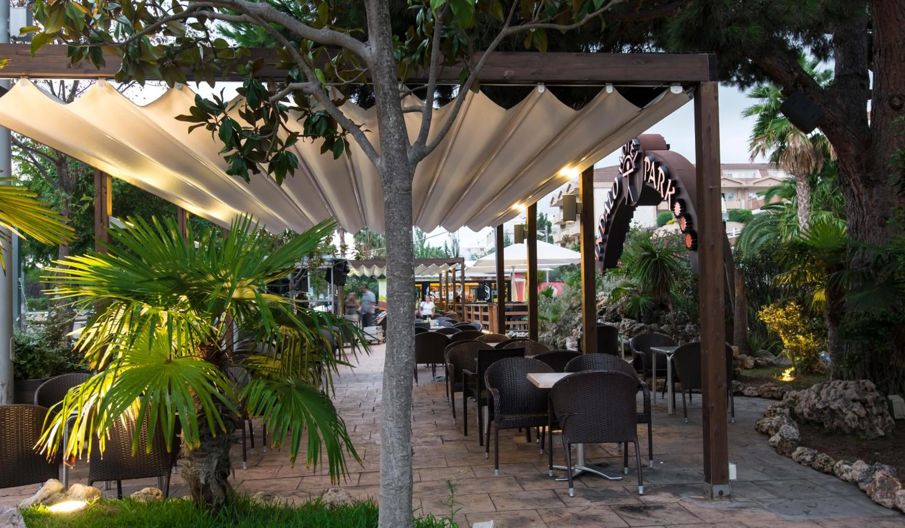 Restaurant/places to eat in Hotel Indalo Park