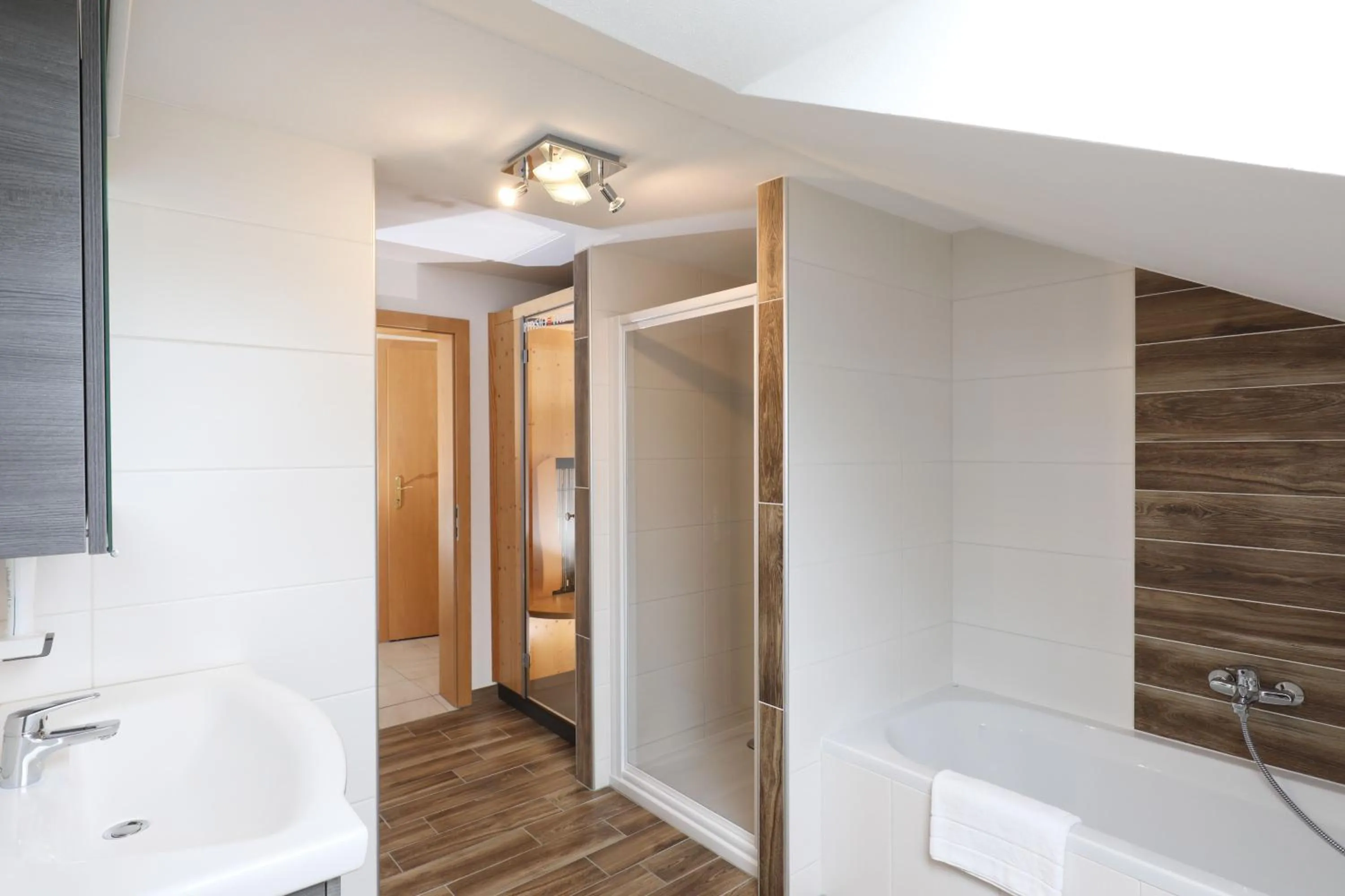 Bathroom in Hotel Garni Dorferwirt am Irrsee