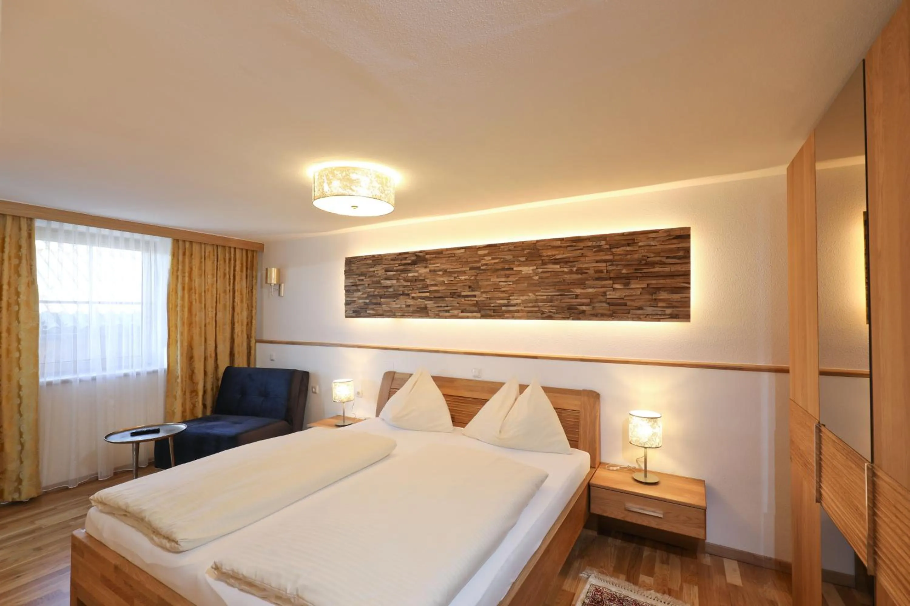 Bedroom, Bed in Hotel Garni Dorferwirt am Irrsee