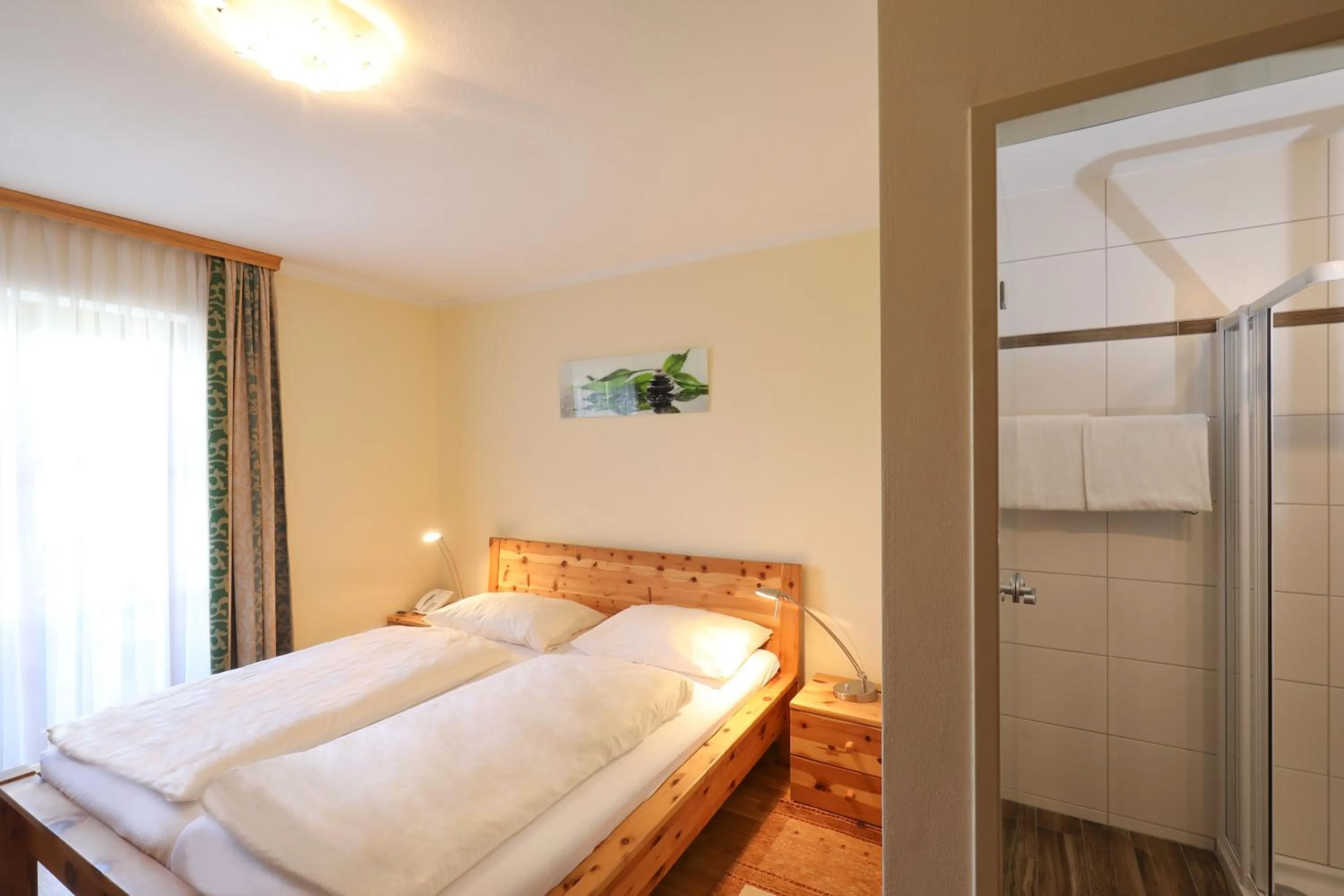 Photo of the whole room, Bed in Hotel Garni Dorferwirt am Irrsee