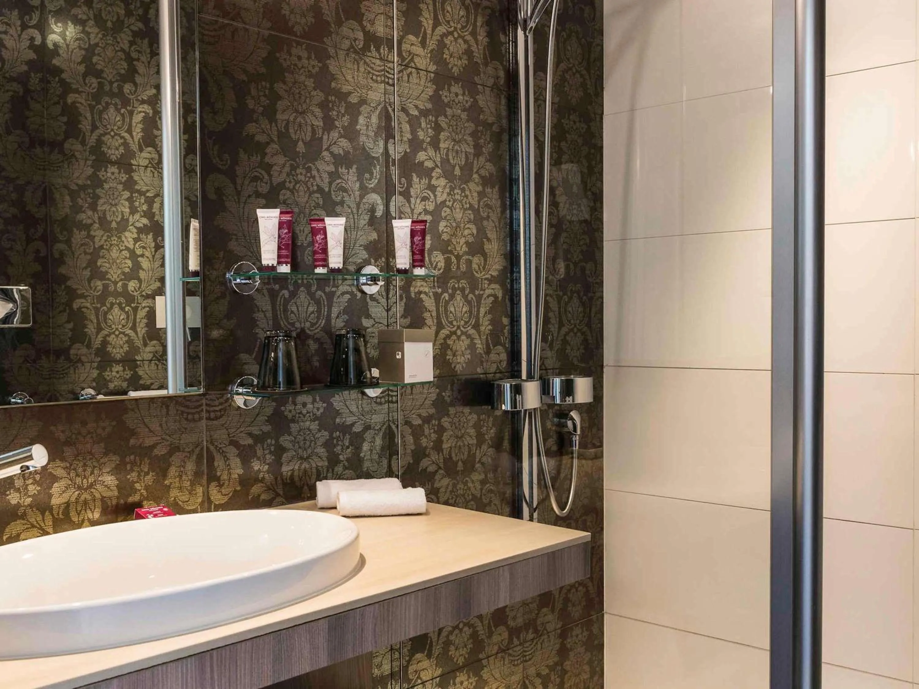 Bedroom in Cabot Hotel Bordeaux - MGallery Collection