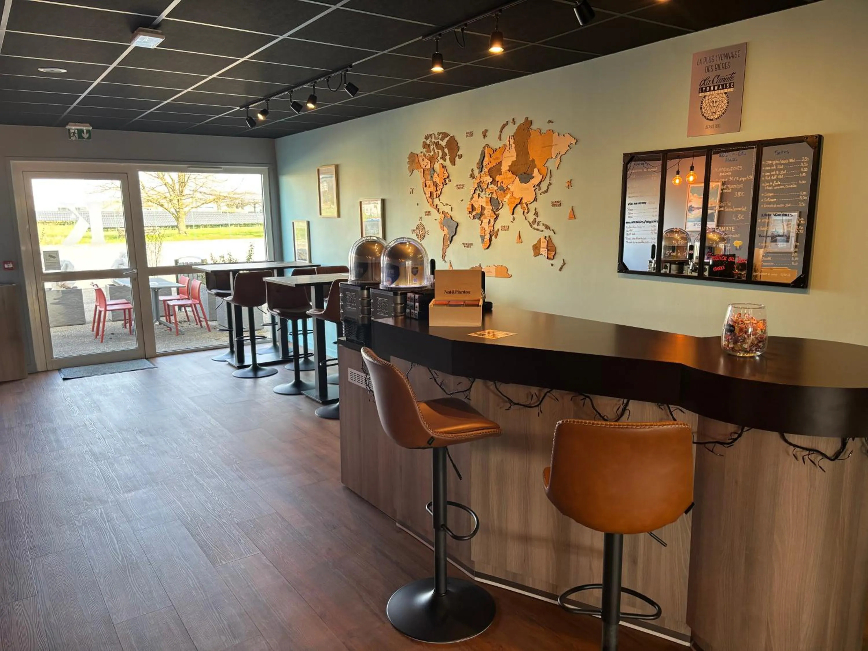 Lounge or bar in Kyriad Lyon Est - Saint Bonnet De Mure