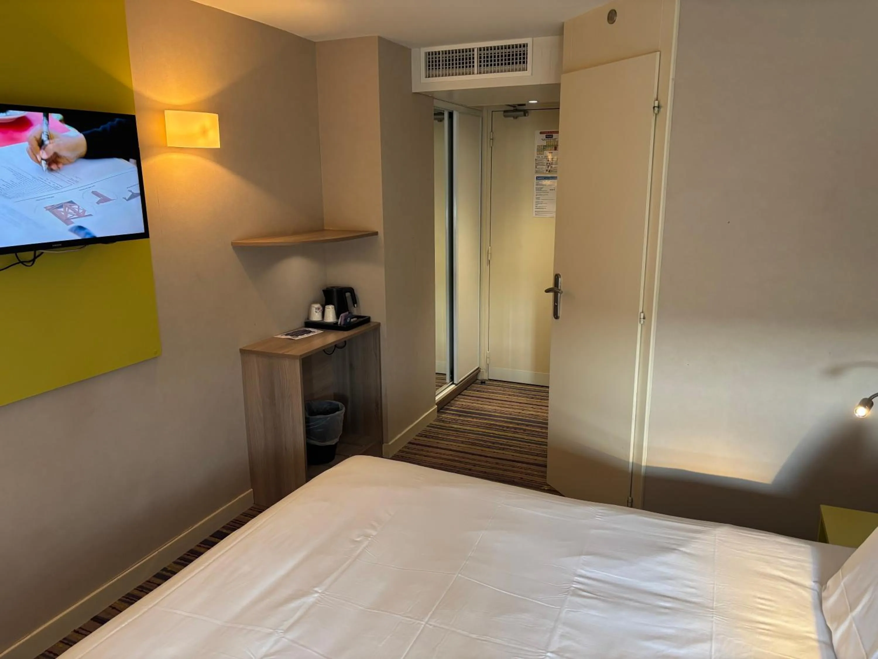 Photo of the whole room, Bed in Kyriad Lyon Est - Saint Bonnet De Mure