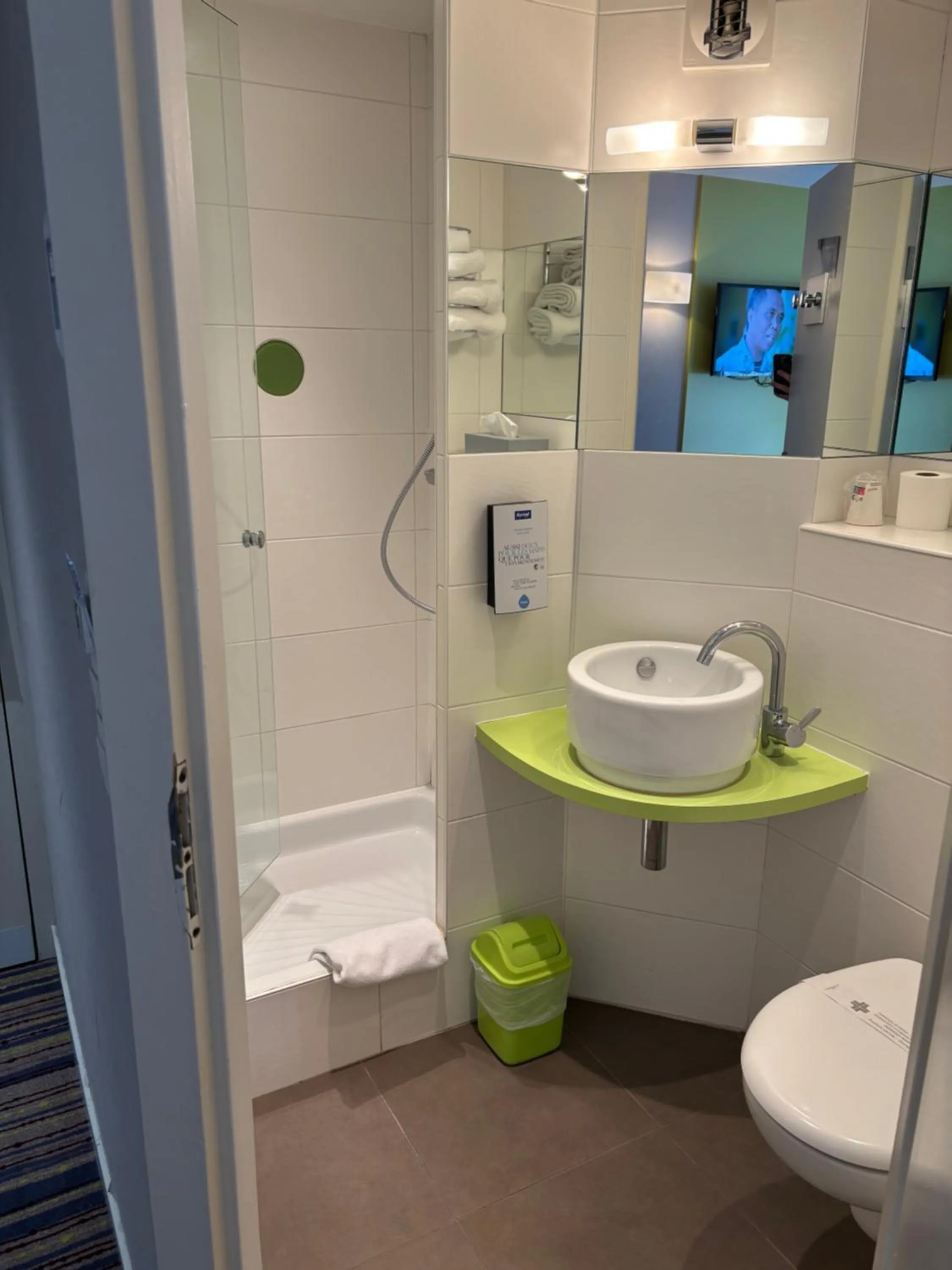 Bathroom in Kyriad Lyon Est - Saint Bonnet De Mure