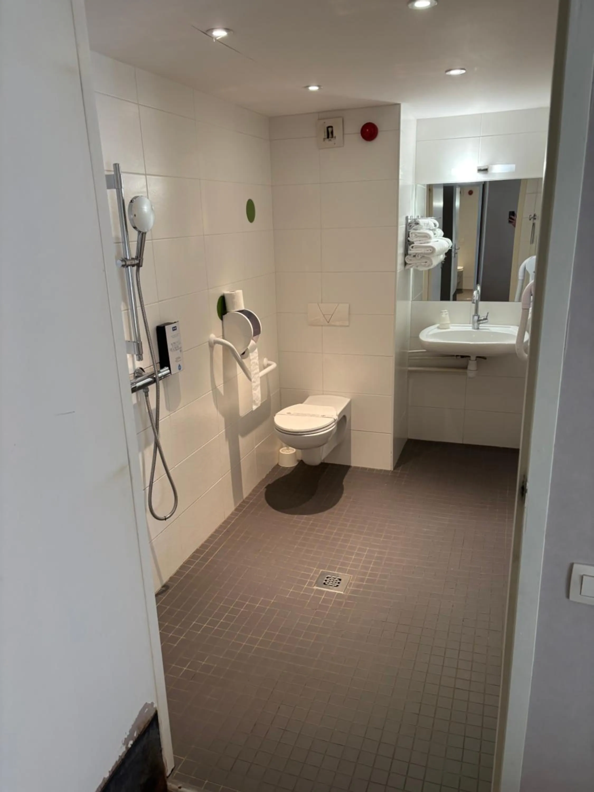 Bathroom in Kyriad Lyon Est - Saint Bonnet De Mure