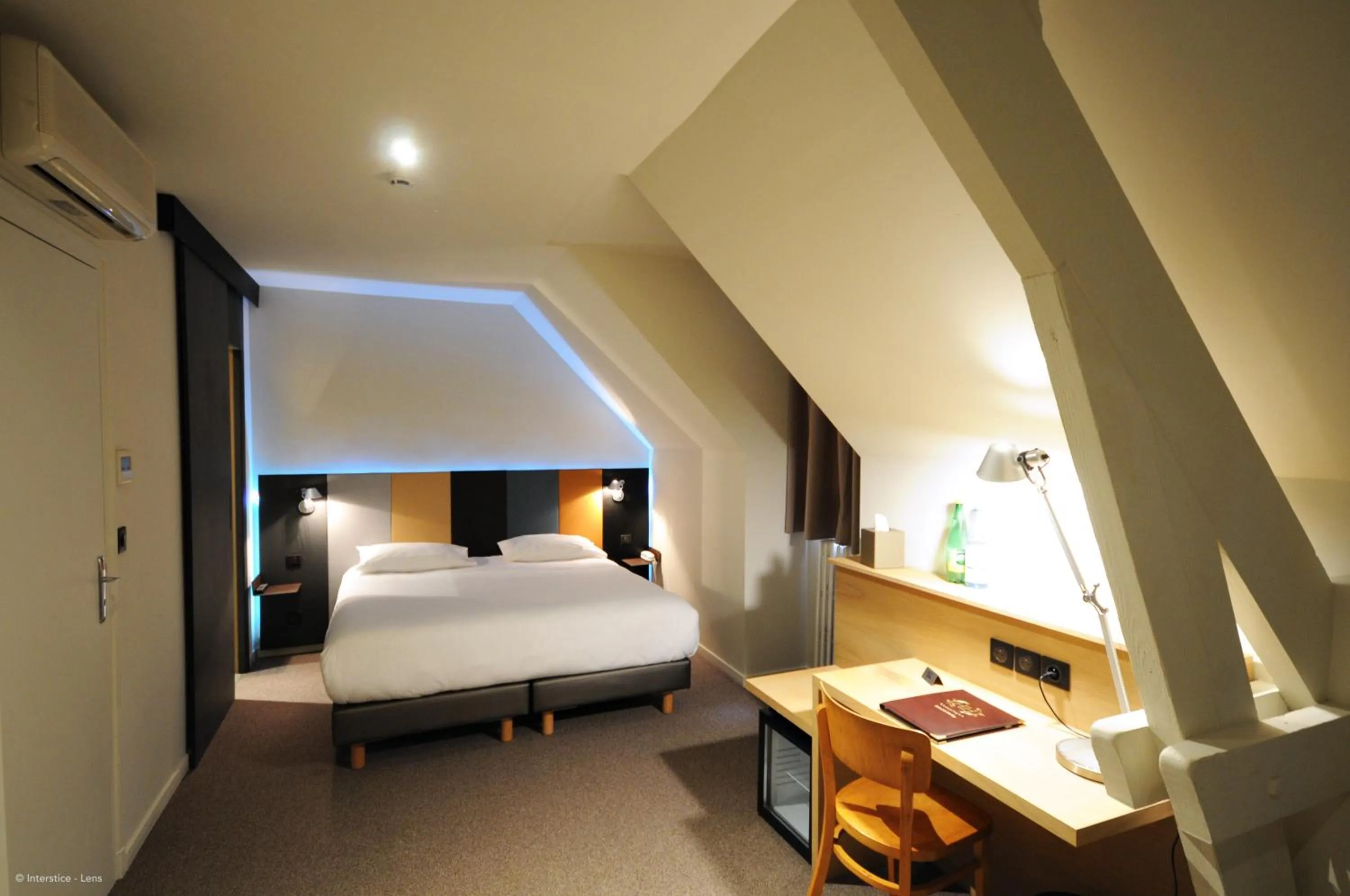 Bed in Cit'Hotel De Harlay